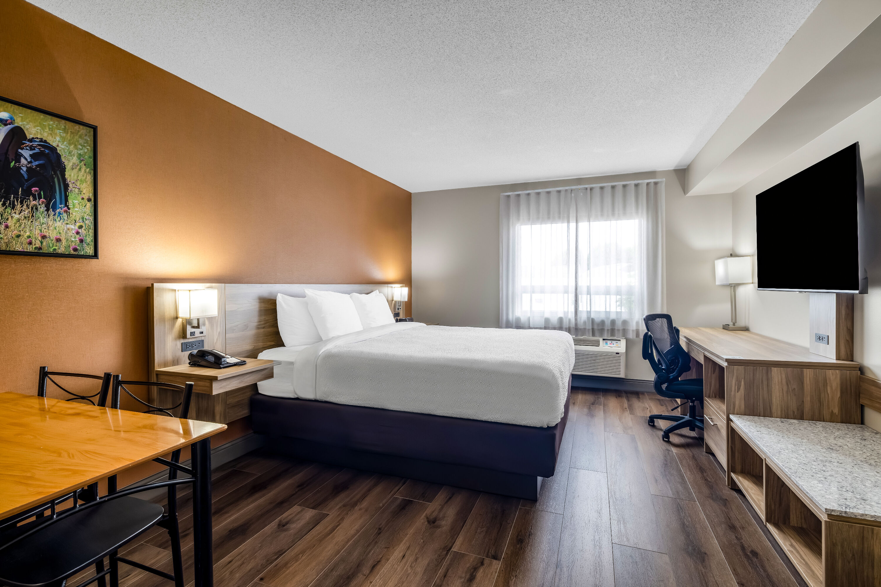 Days Inn by Wyndham Leamington suite in Leamington, Ontario