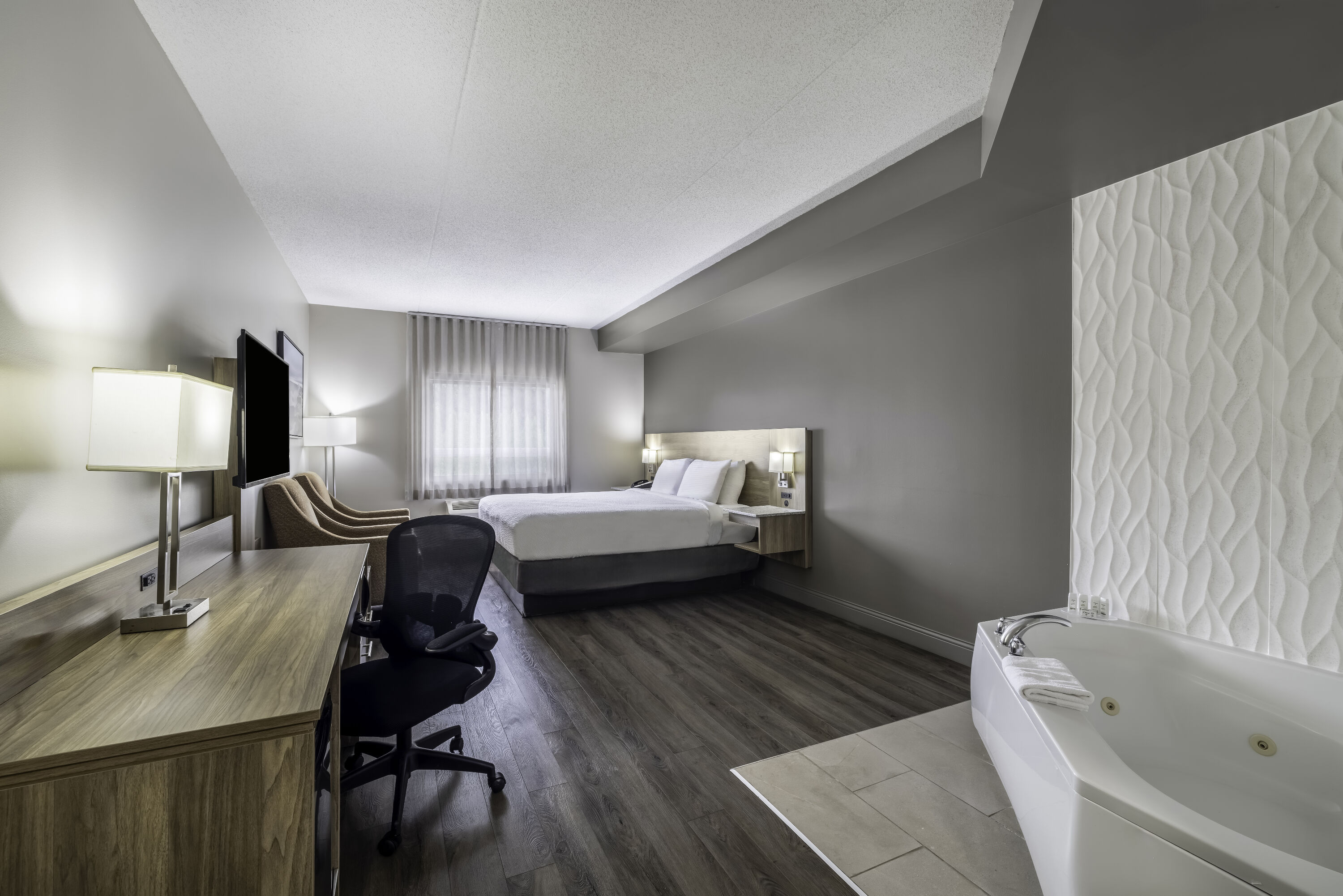 Days Inn by Wyndham Leamington suite in Leamington, Ontario