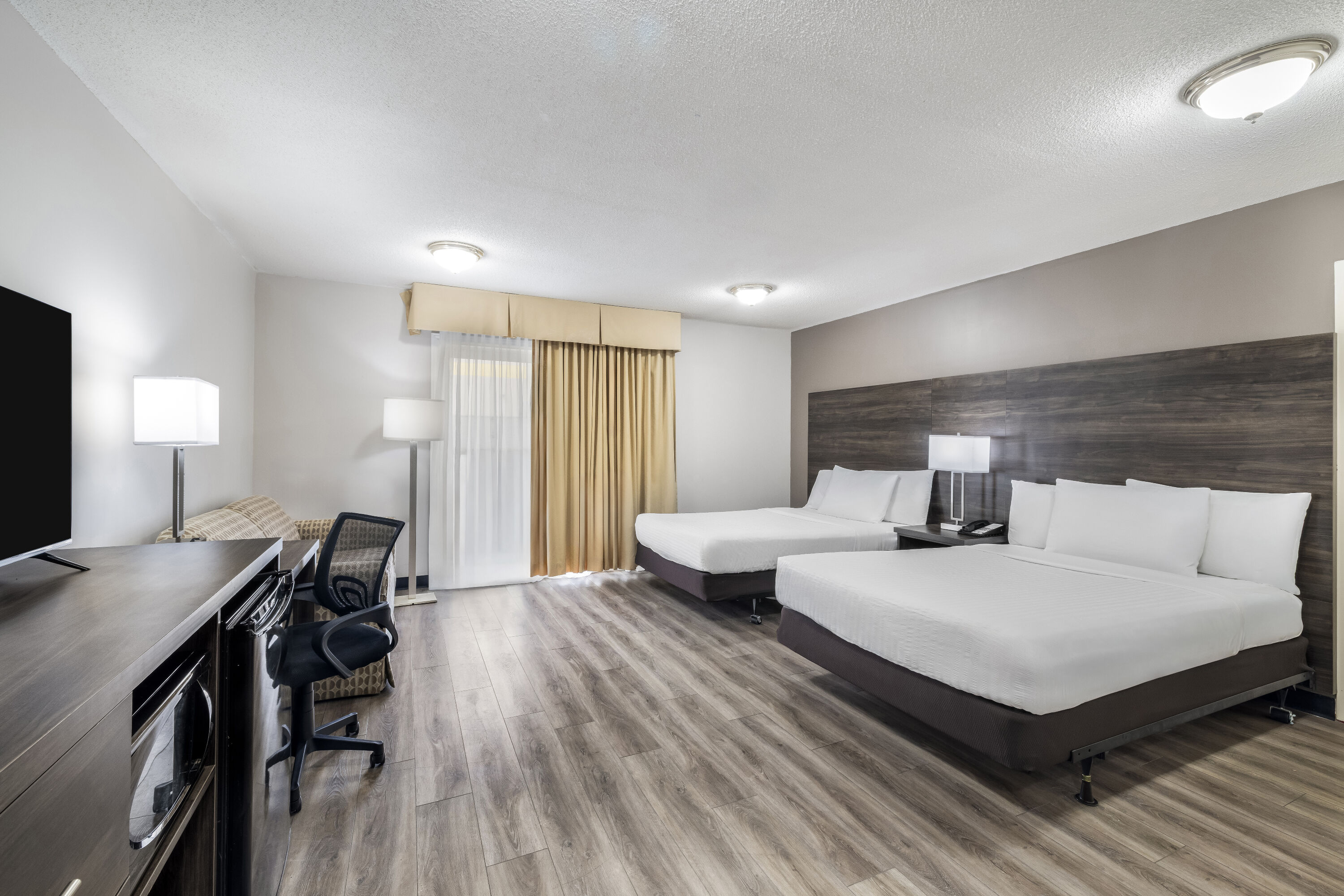 Double bed guest room at the Days Inn by Wyndham London in London, Ontario
