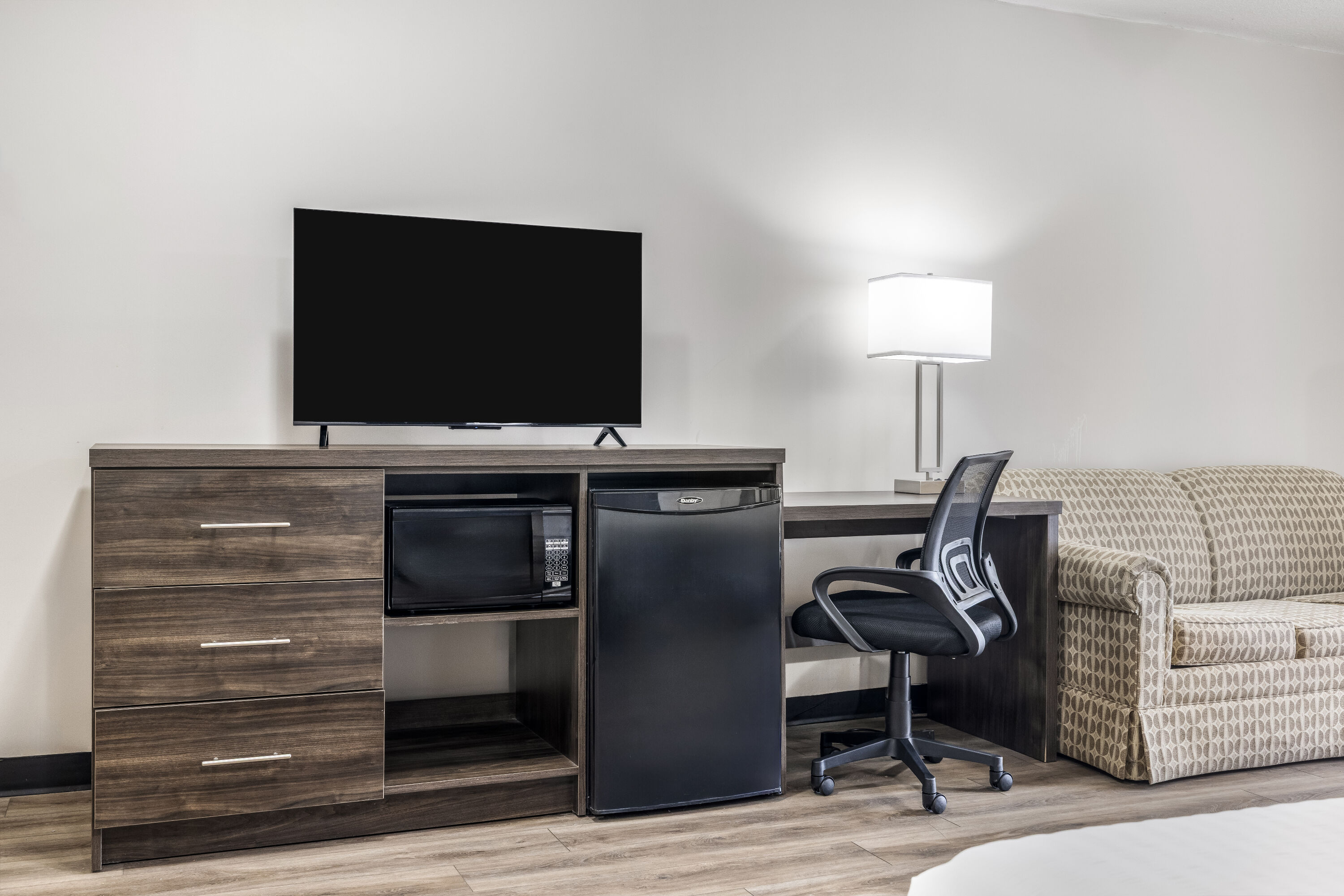 Double bed guest room at the Days Inn by Wyndham London in London, Ontario