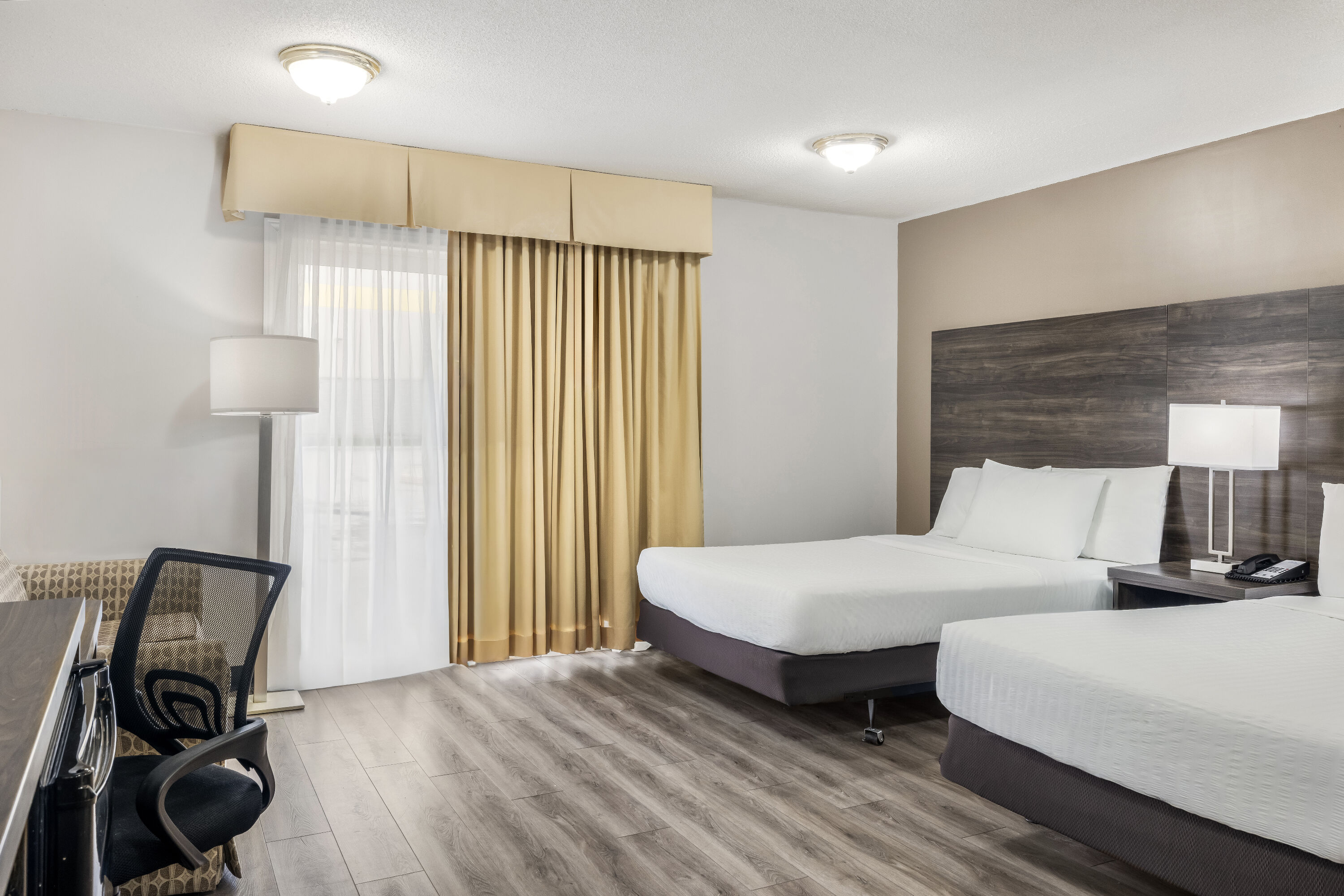 Double bed guest room at the Days Inn by Wyndham London in London, Ontario