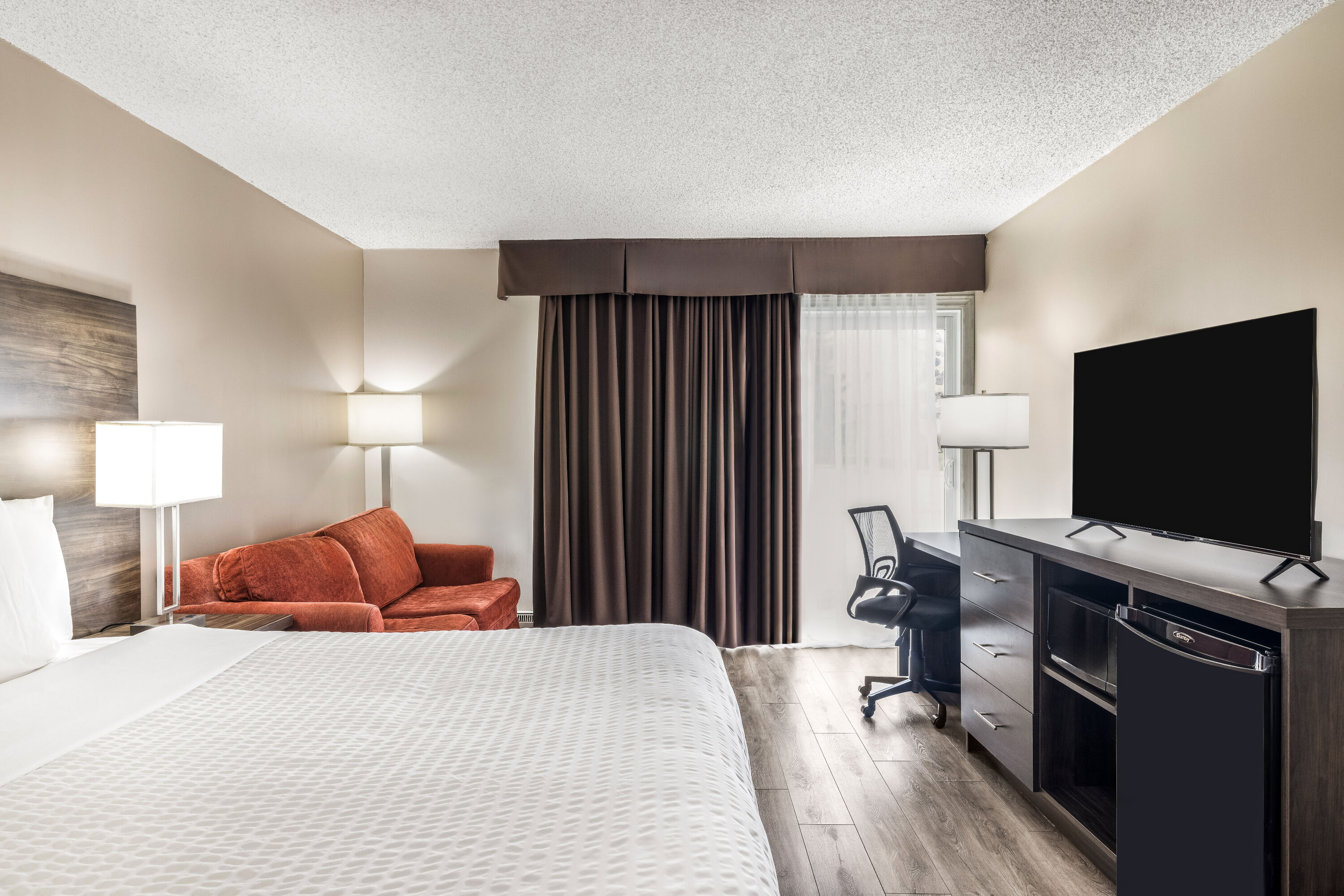 King bed guest room at the Days Inn by Wyndham London in London, Ontario