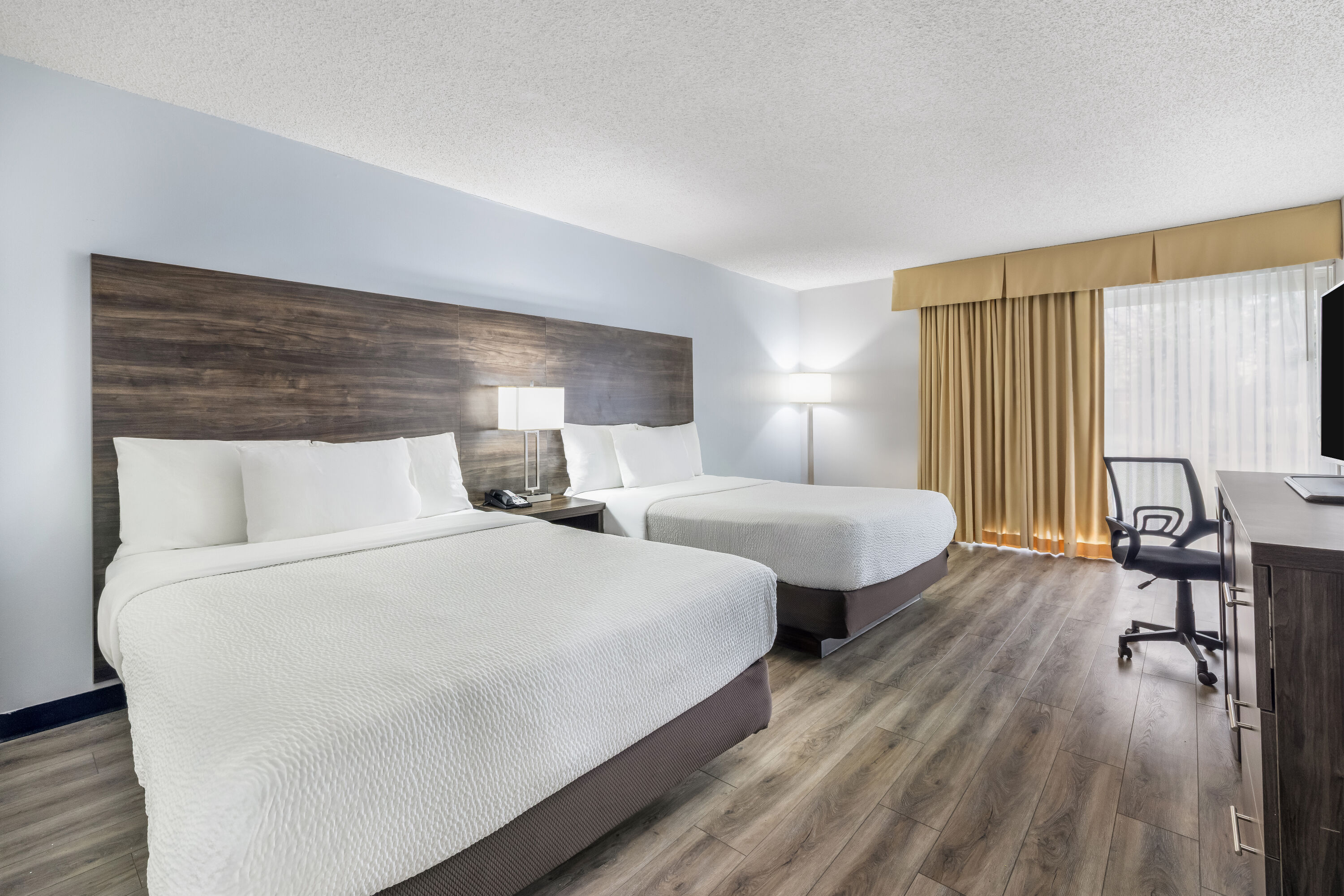Queen bed guest room at the Days Inn by Wyndham London in London, Ontario