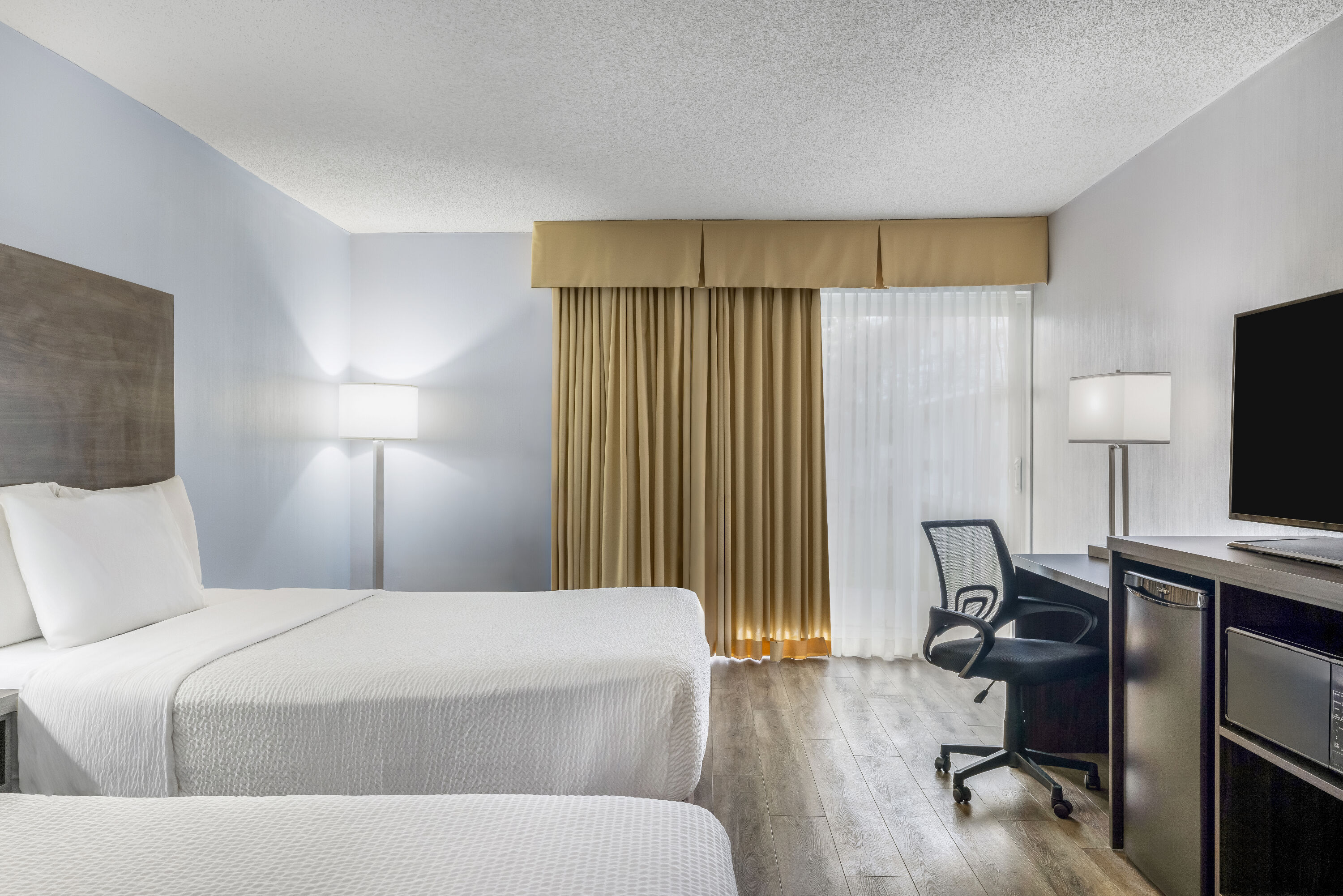 Queen bed guest room at the Days Inn by Wyndham London in London, Ontario