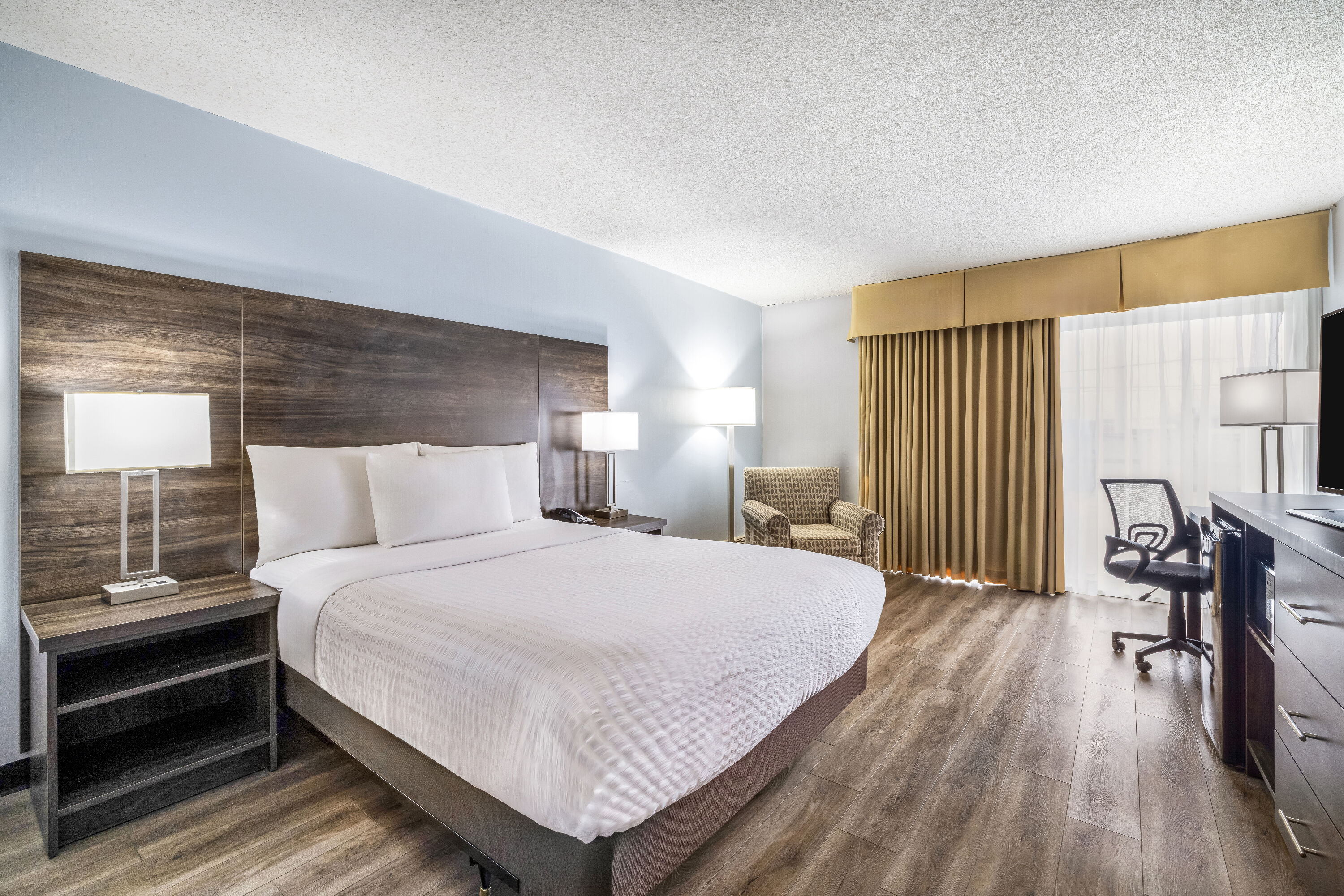 Queen bed guest room at the Days Inn by Wyndham London in London, Ontario