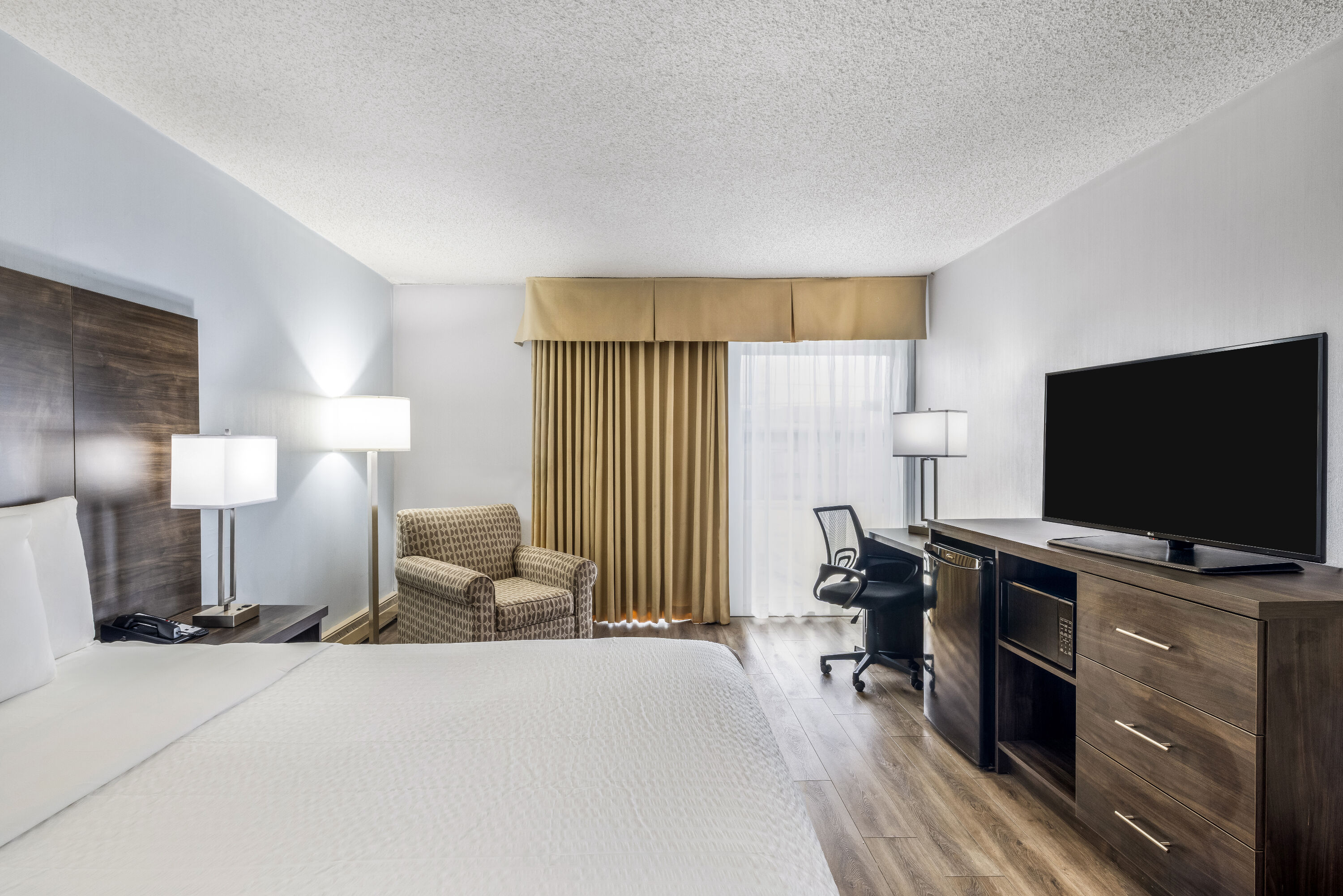 Queen bed guest room at the Days Inn by Wyndham London in London, Ontario