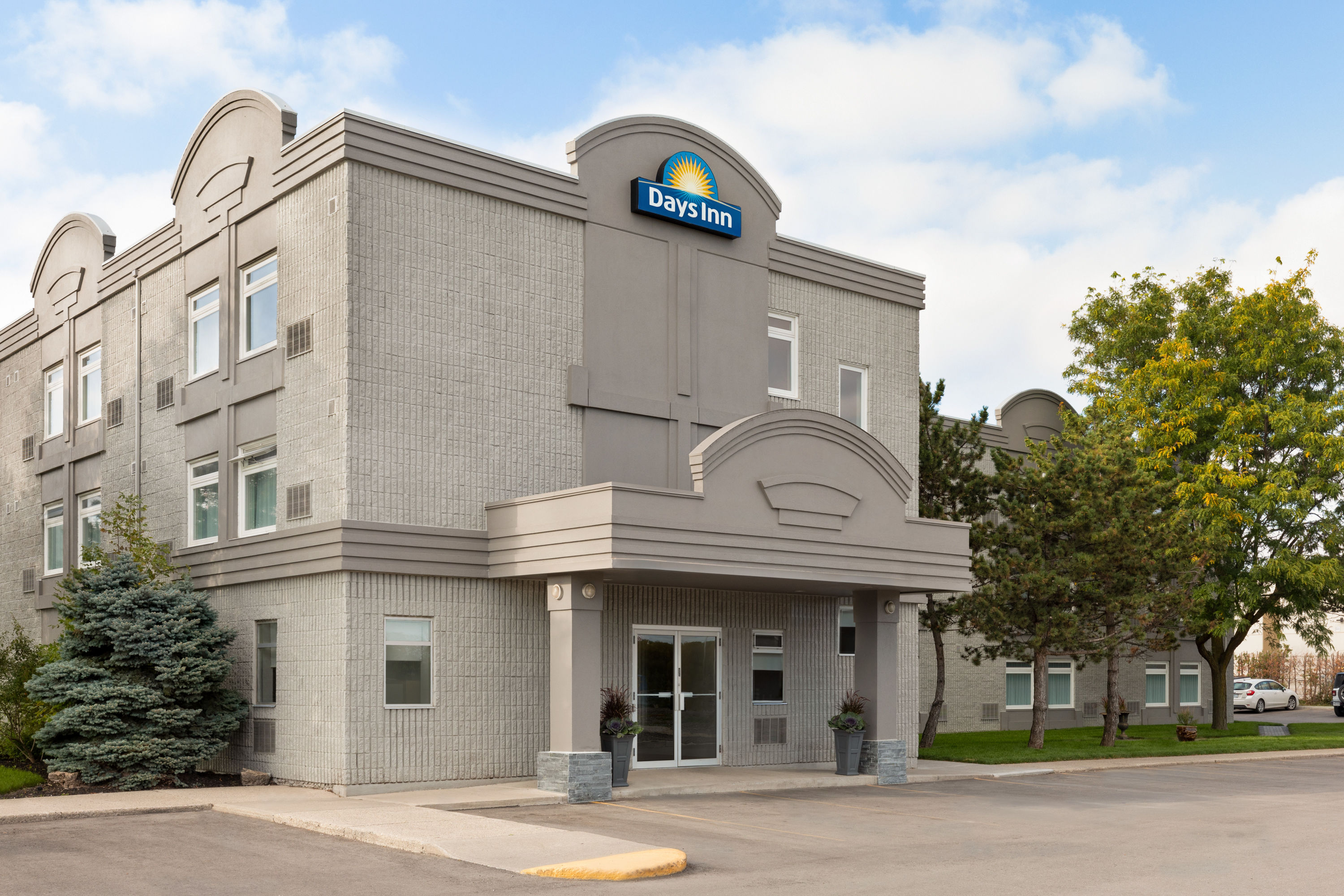 Exterior of Days Inn by Wyndham Toronto West Mississauga hotel in Mississauga, Ontario
