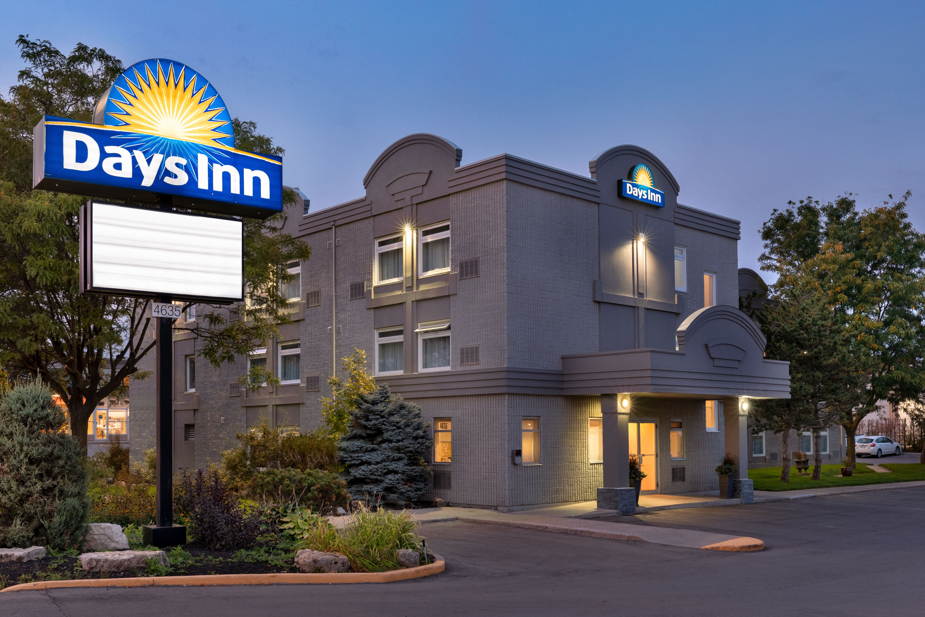 Exterior of Days Inn by Wyndham Toronto West Mississauga hotel in Mississauga, Ontario