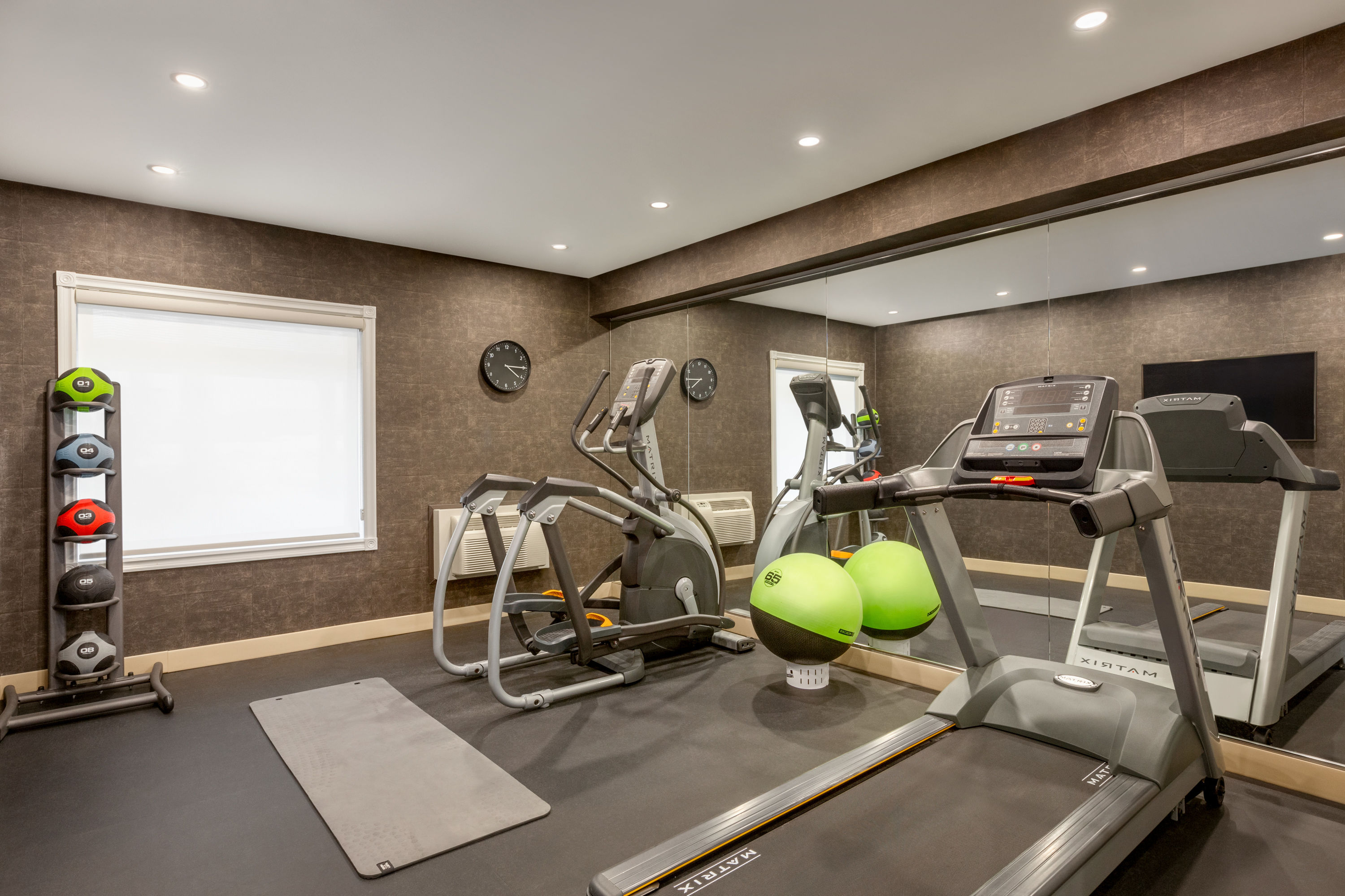 Fitness room at Days Inn by Wyndham Toronto West Mississauga in Mississauga, Ontario