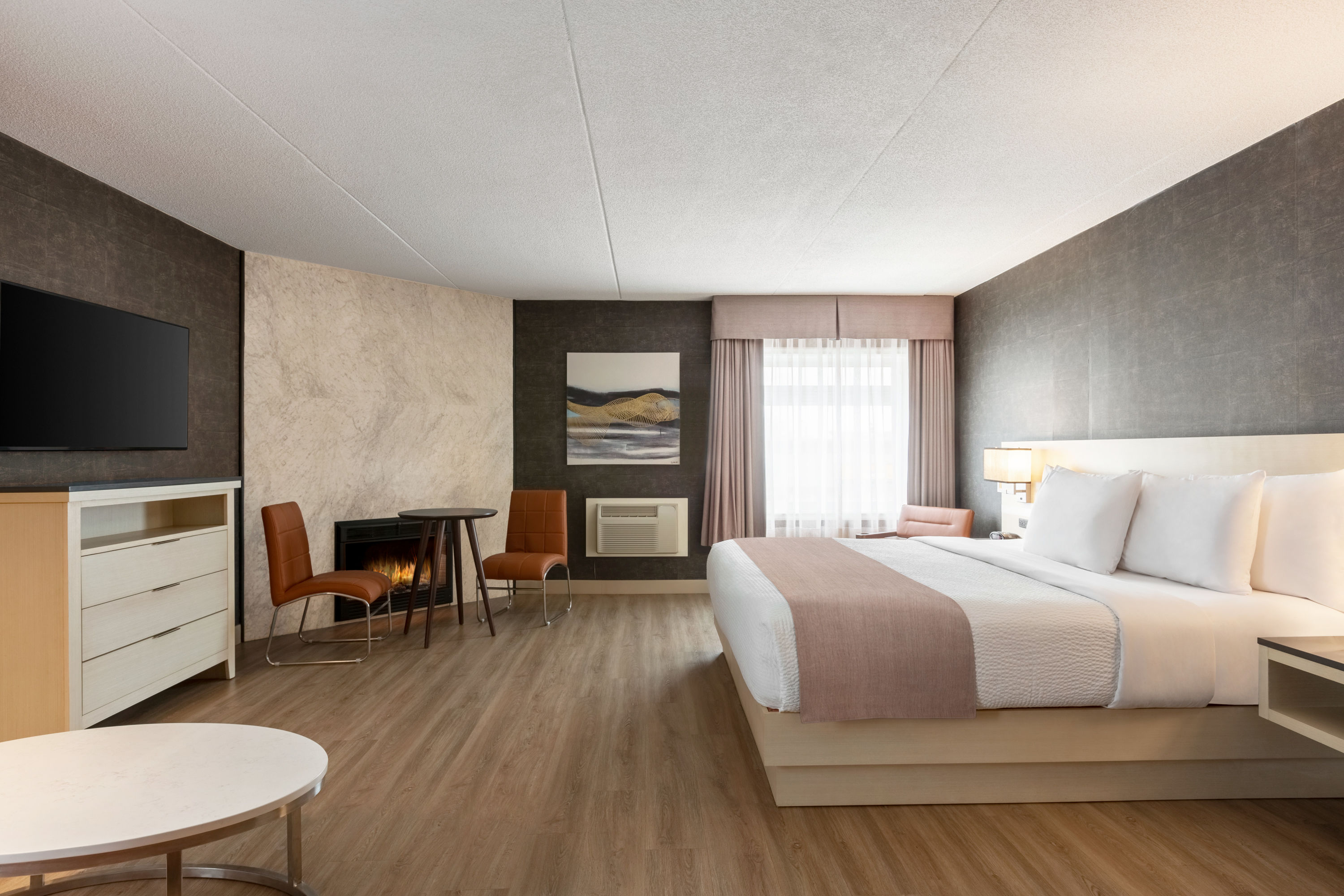 Guest room at the Days Inn by Wyndham Toronto West Mississauga in Mississauga, Ontario