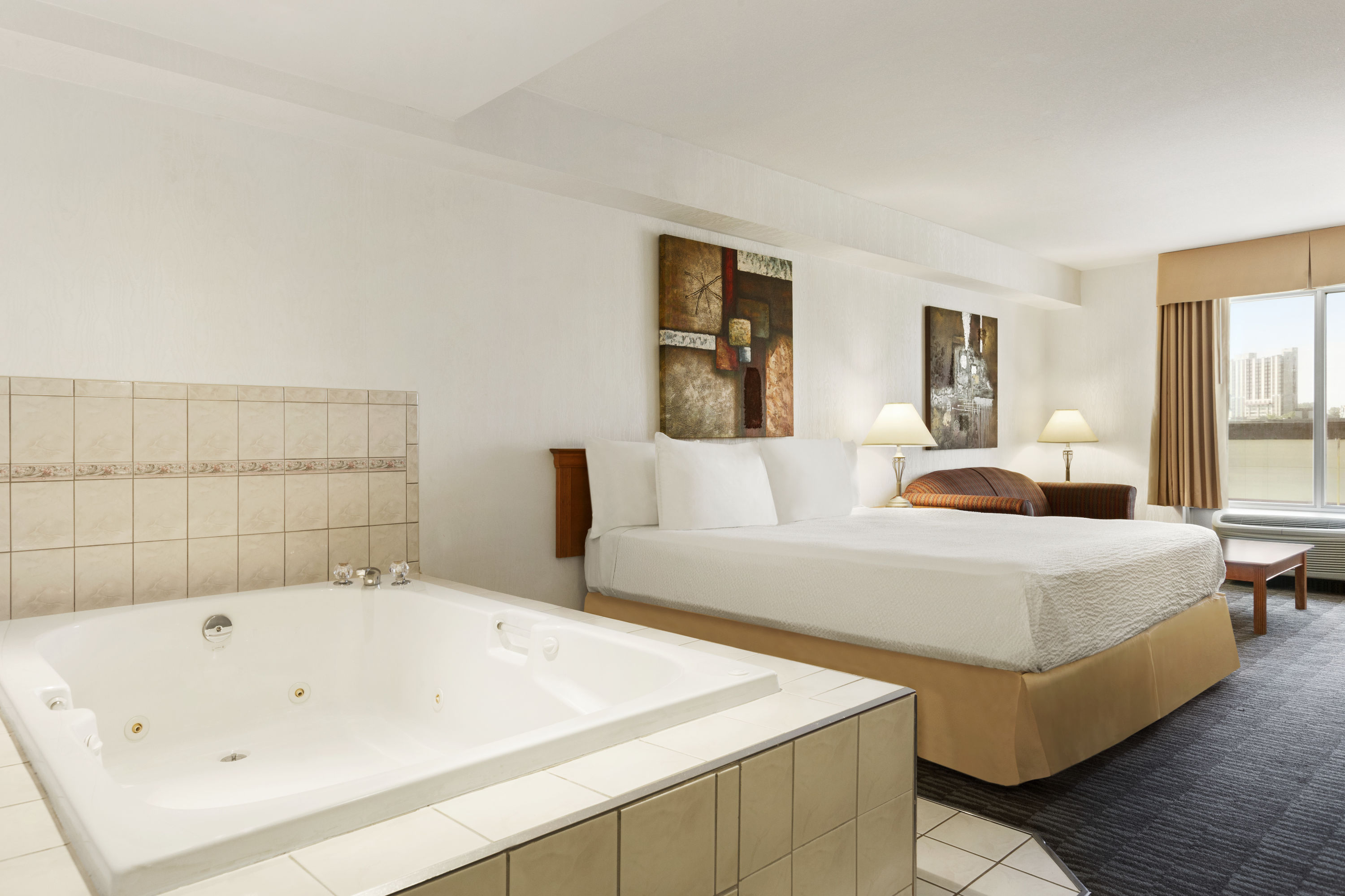Days Inn by Wyndham Niagara Falls Centre St. By the Falls hot tub suite in Niagara Falls, Ontario