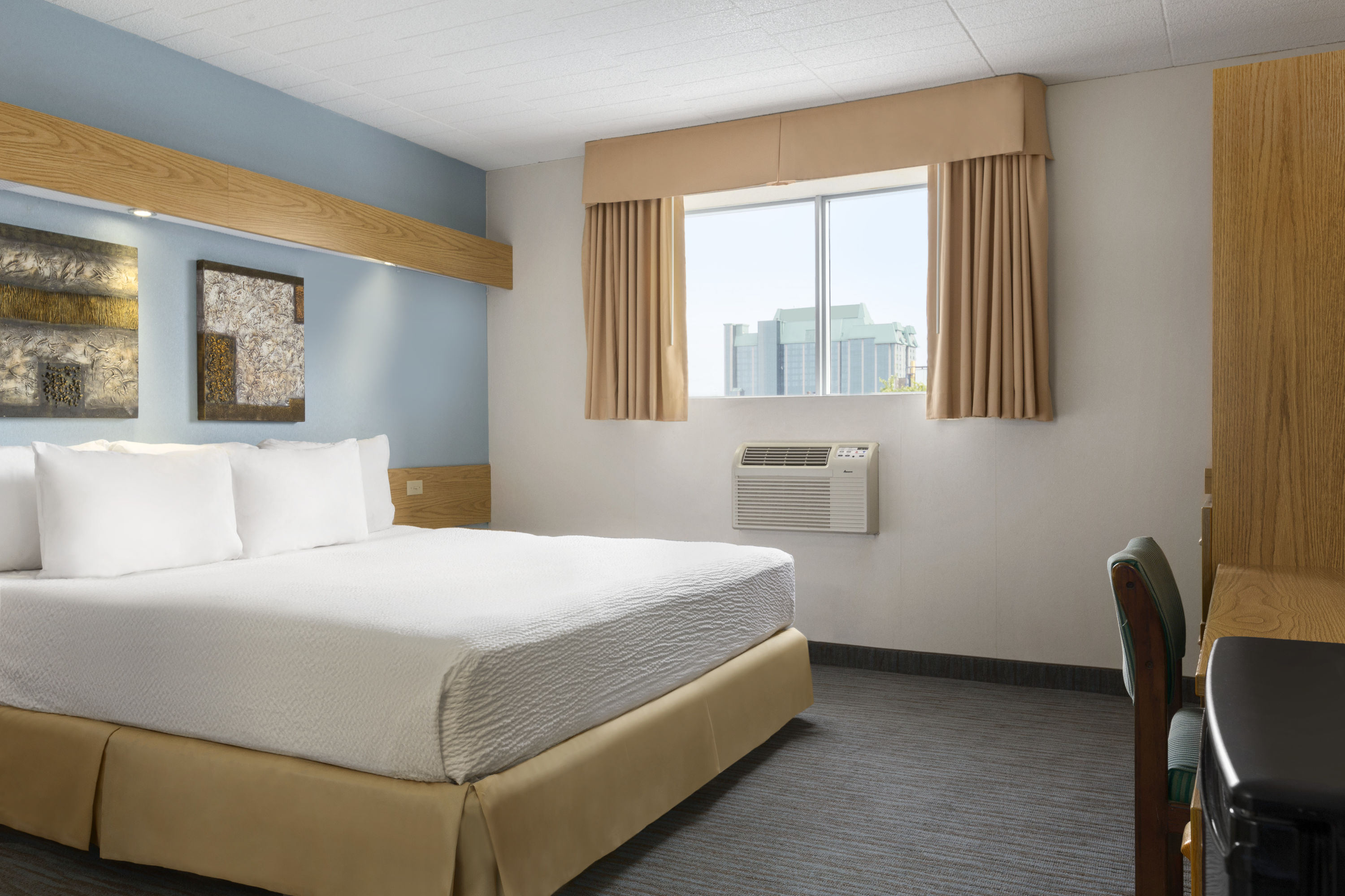 King bed guest room at the Days Inn by Wyndham Niagara Falls Centre St. By the Falls in Niagara Falls, Ontario