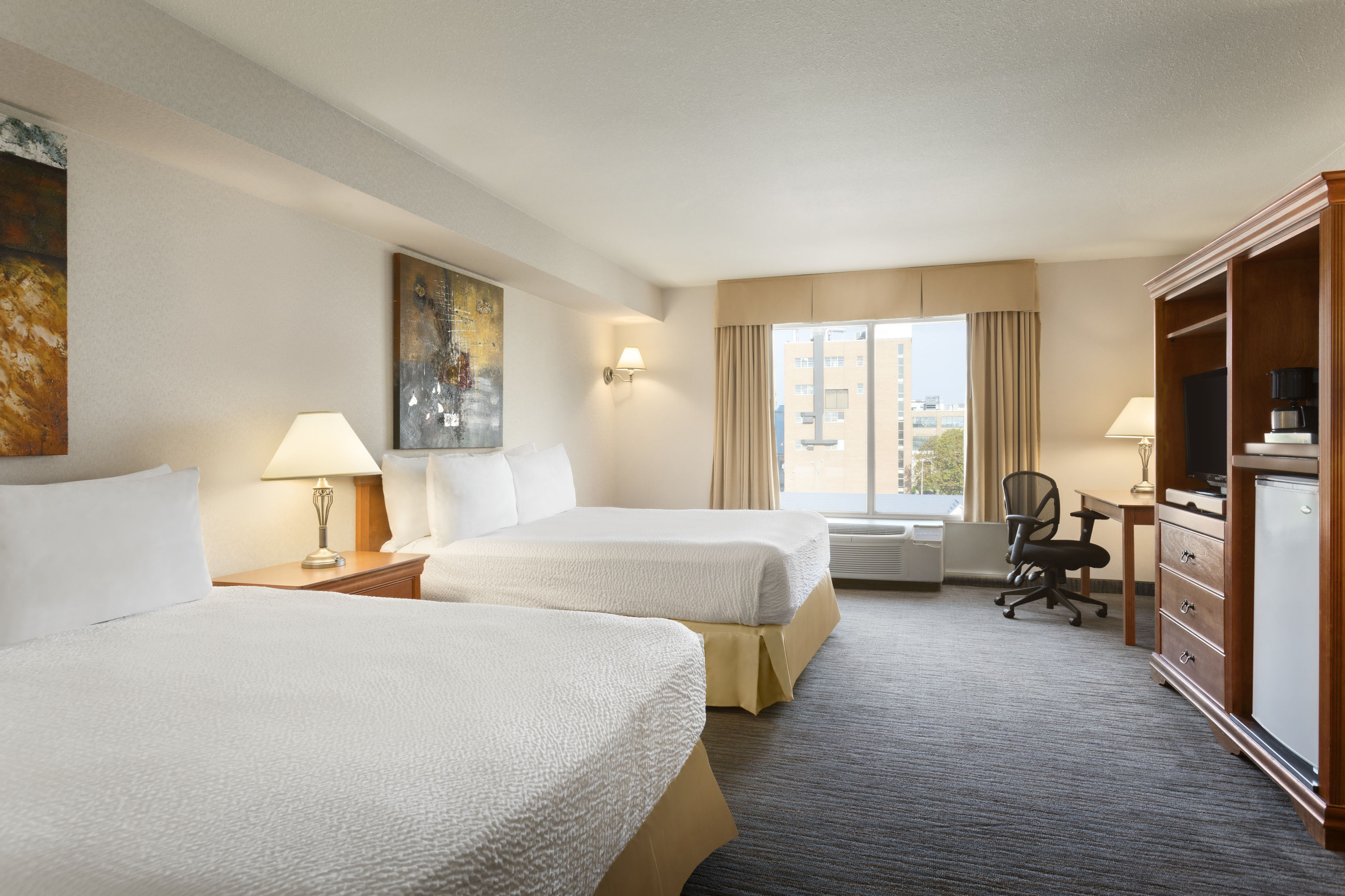 Queen bed guest room at the Days Inn by Wyndham Niagara Falls Centre St. By the Falls in Niagara Falls, Ontario