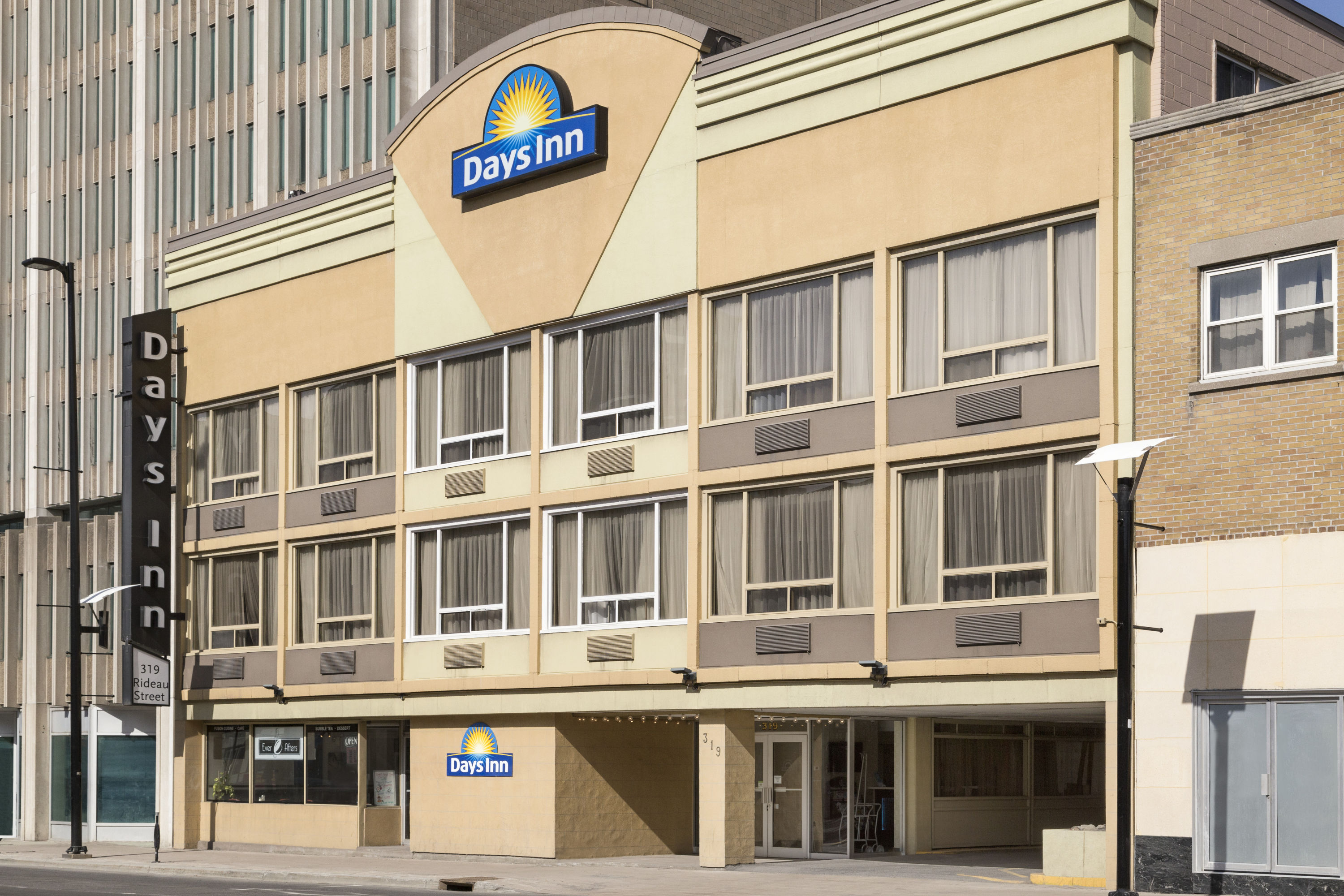 Exterior of Days Inn by Wyndham Ottawa hotel in Ottawa, Ontario