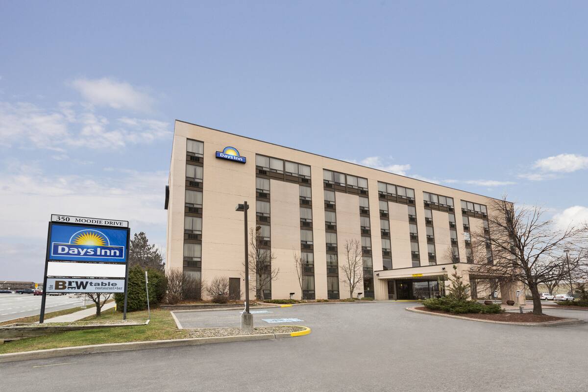 Days Inn By Wyndham Ottawa West Hotels On K2h 8g3 Exterior Of Days Inn By Wyndham Ottawa West Hotel In Ontario