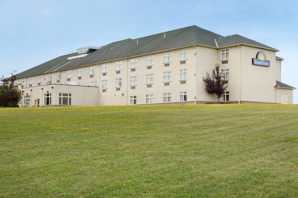 Days Inn By Wyndham Orillia Ramara Hotels On L3v 0s3 Exterior Of Days Inn By Wyndham Orillia Hotel In Ramara Ontario