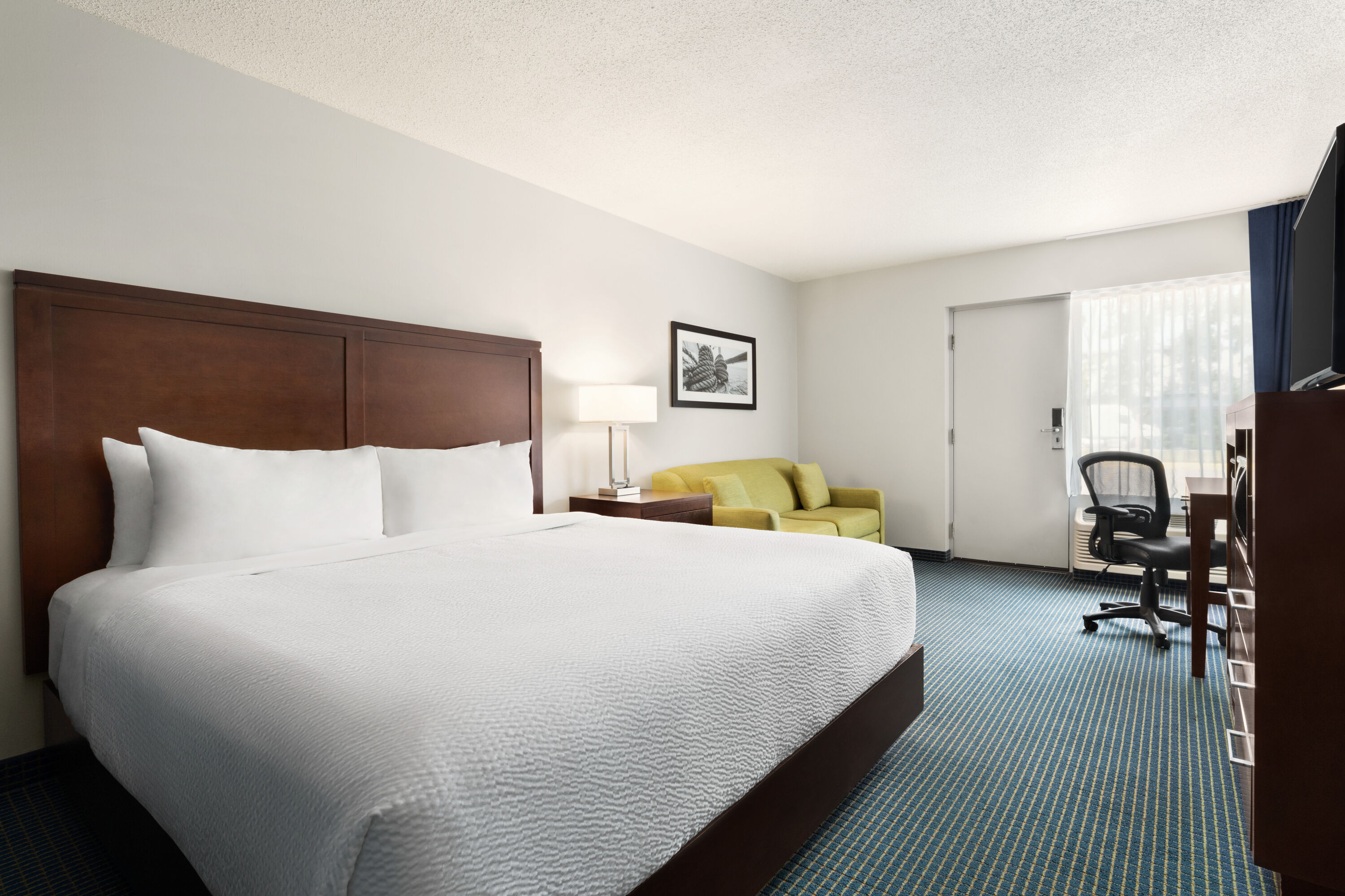 Guest room at the Days Inn by Wyndham Sarnia Harbourfront in Sarnia, Ontario