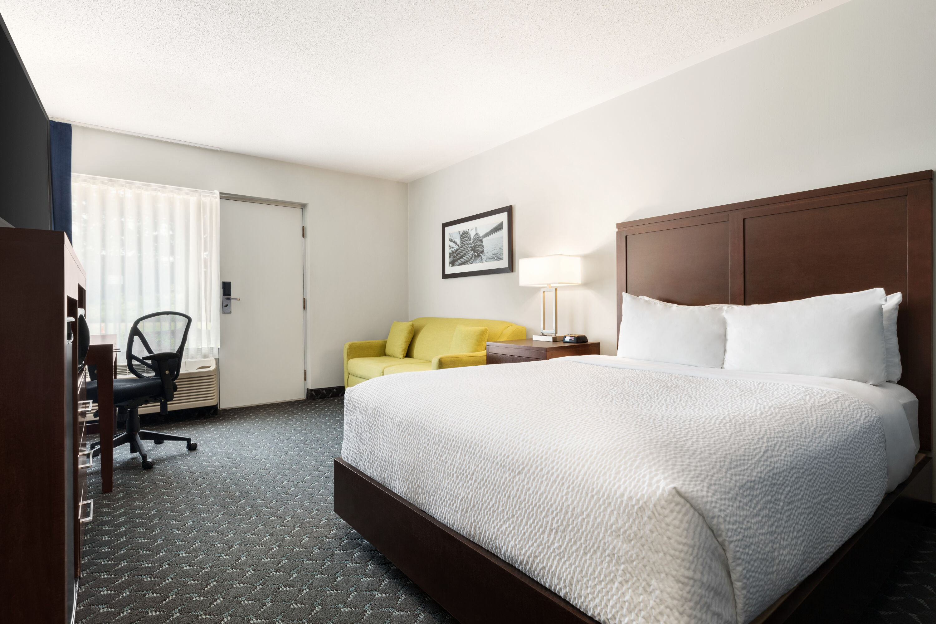 Guest room at the Days Inn by Wyndham Sarnia Harbourfront in Sarnia, Ontario