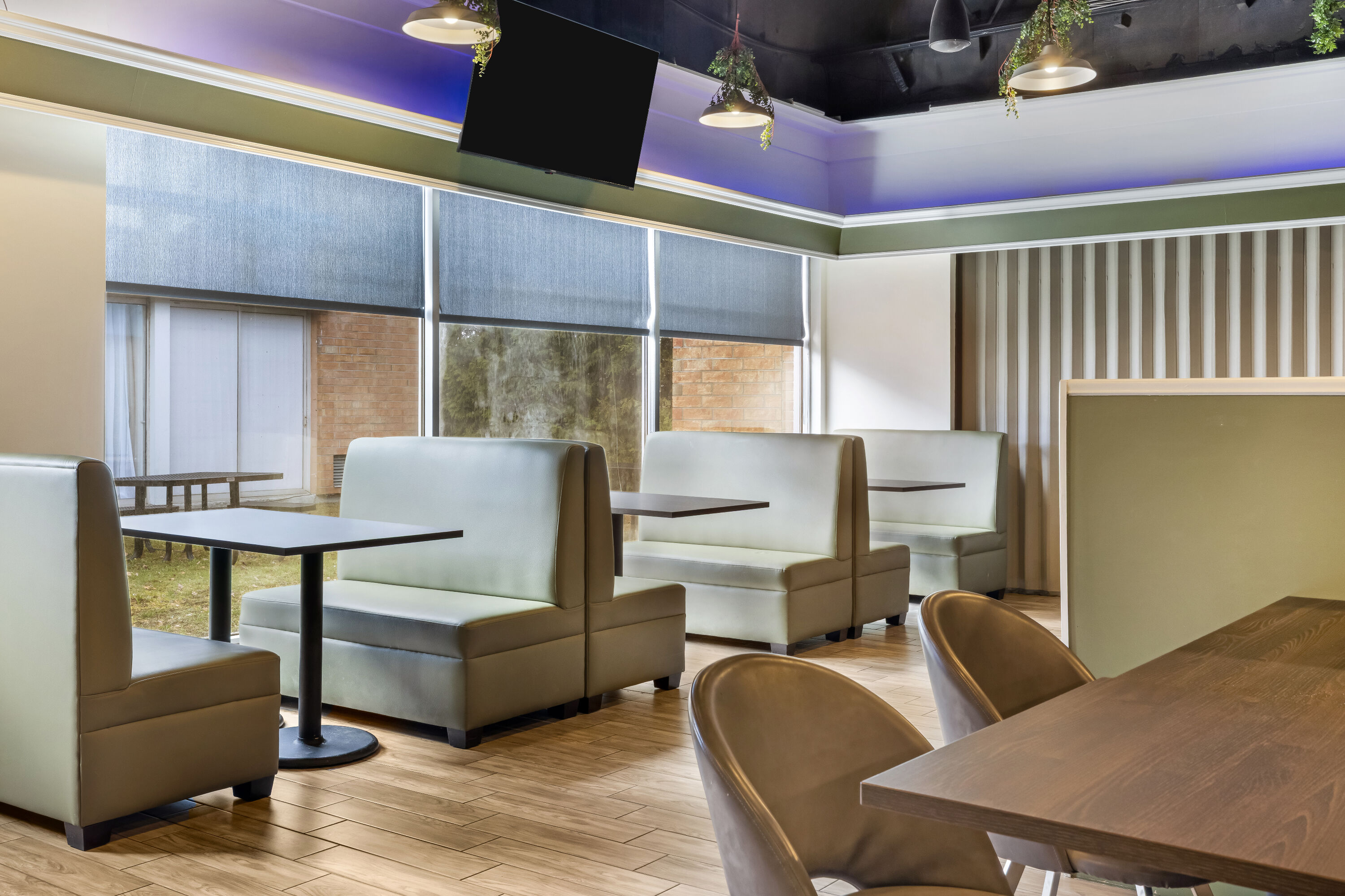 Days Inn by Wyndham Sudbury & Conference Centre restaurant breakfast area with seating in Sudbury, Ontario
