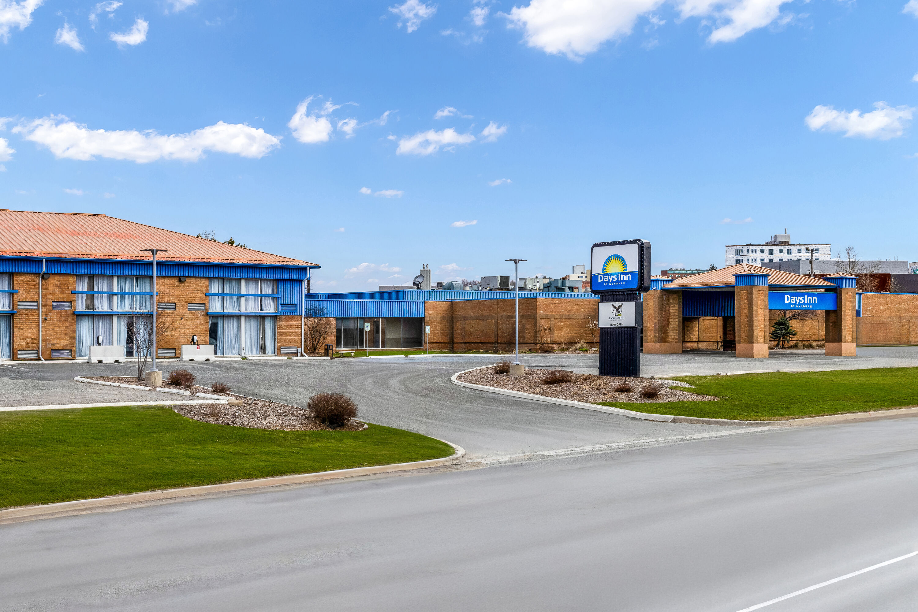 Exterior Day Image of Days Inn by Wyndham Sudbury & Conference Centre hotel in Sudbury, Ontario