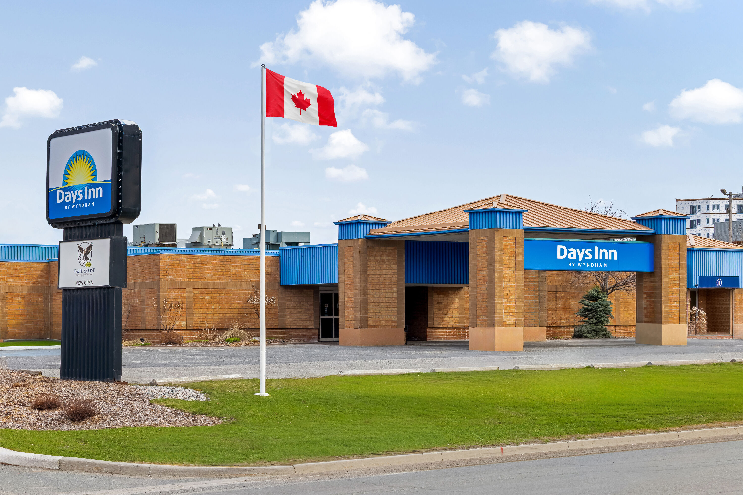 Exterior Day Image of Days Inn by Wyndham Sudbury & Conference Centre hotel in Sudbury, Ontario