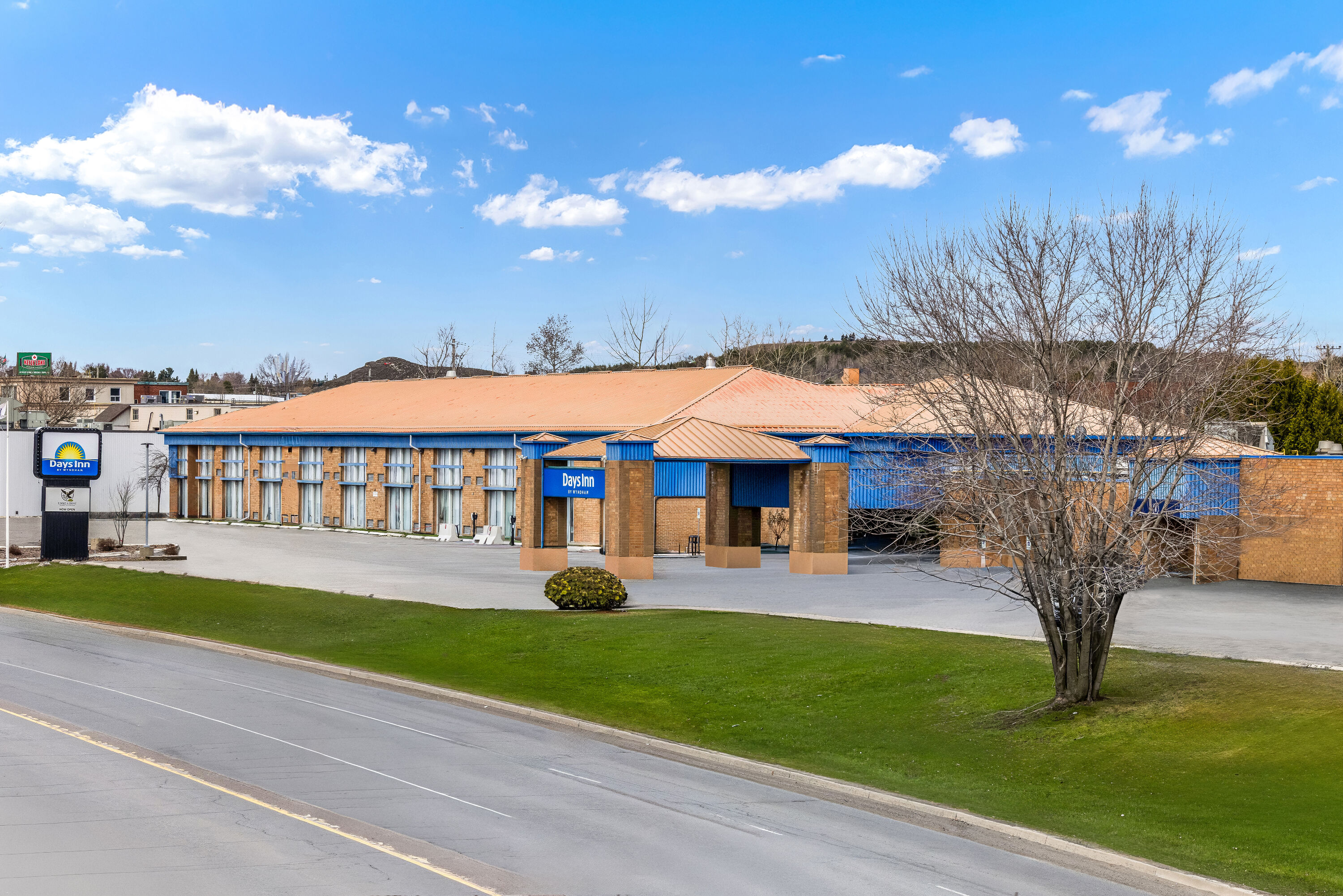 Exterior Day Image of Days Inn by Wyndham Sudbury & Conference Centre hotel in Sudbury, Ontario