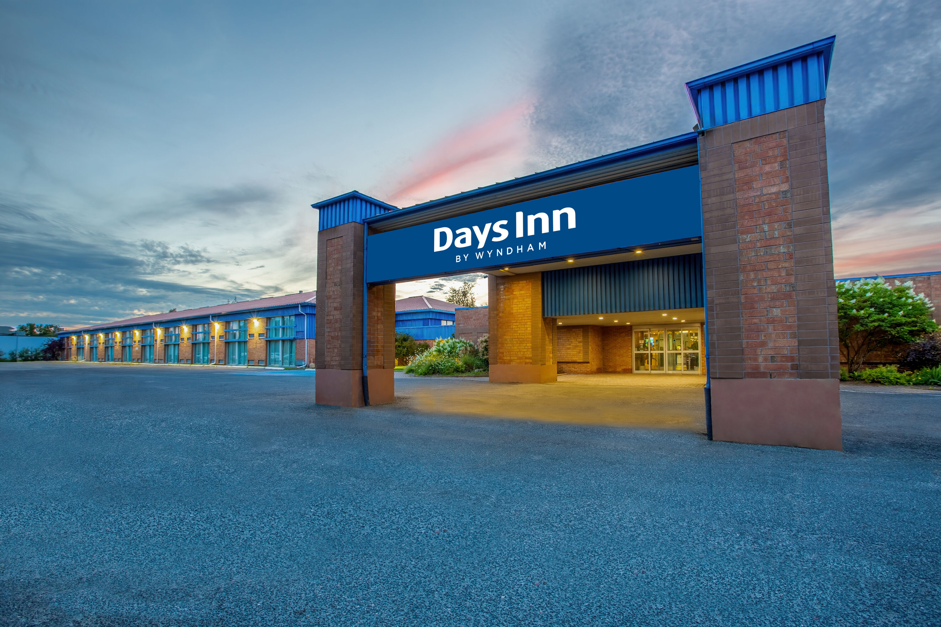 Exterior Dusk Image of Days Inn by Wyndham Sudbury & Conference Centre hotel in Sudbury, Ontario