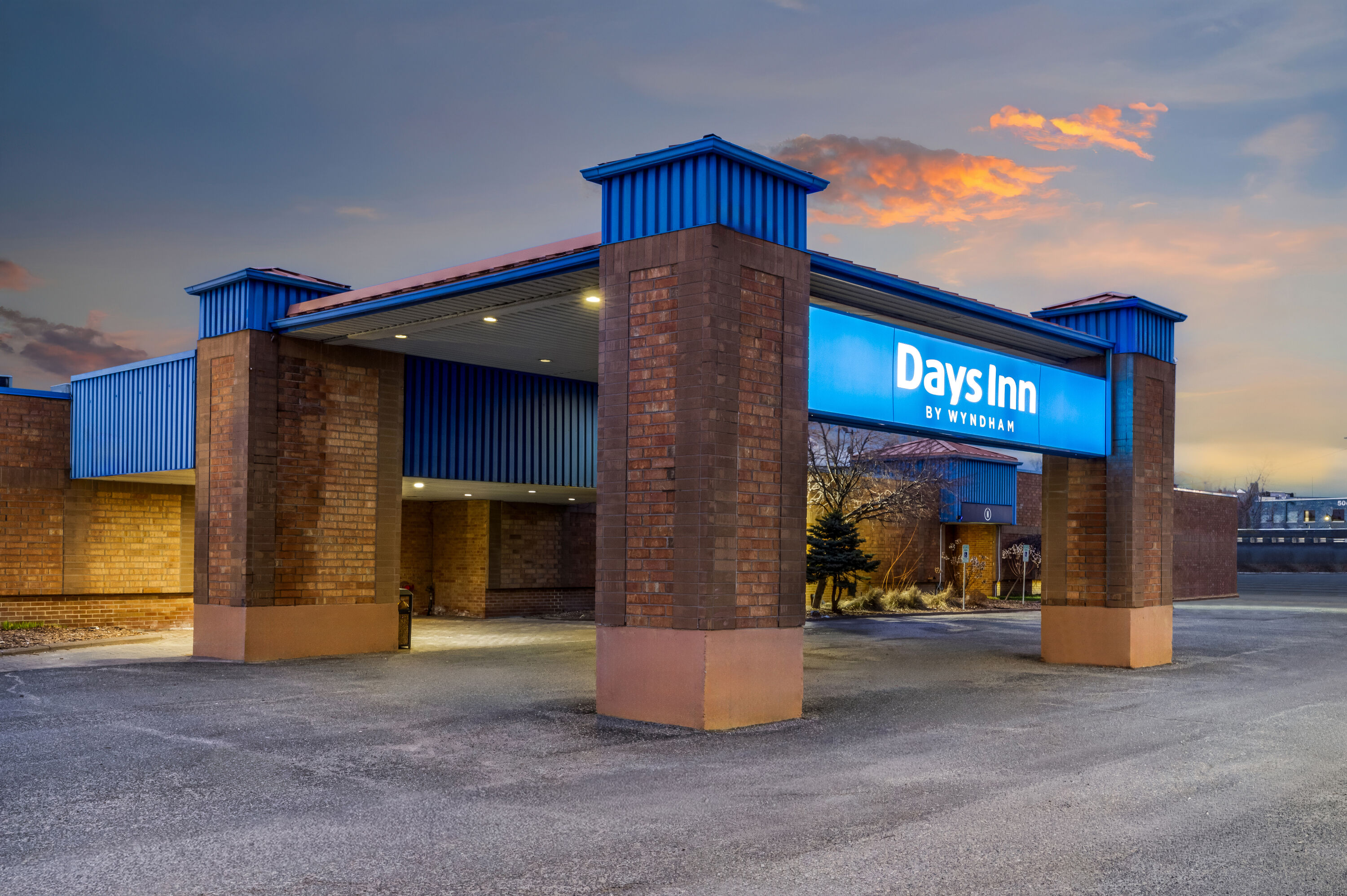 Exterior Dusk Image of Days Inn by Wyndham Sudbury & Conference Centre hotel in Sudbury, Ontario