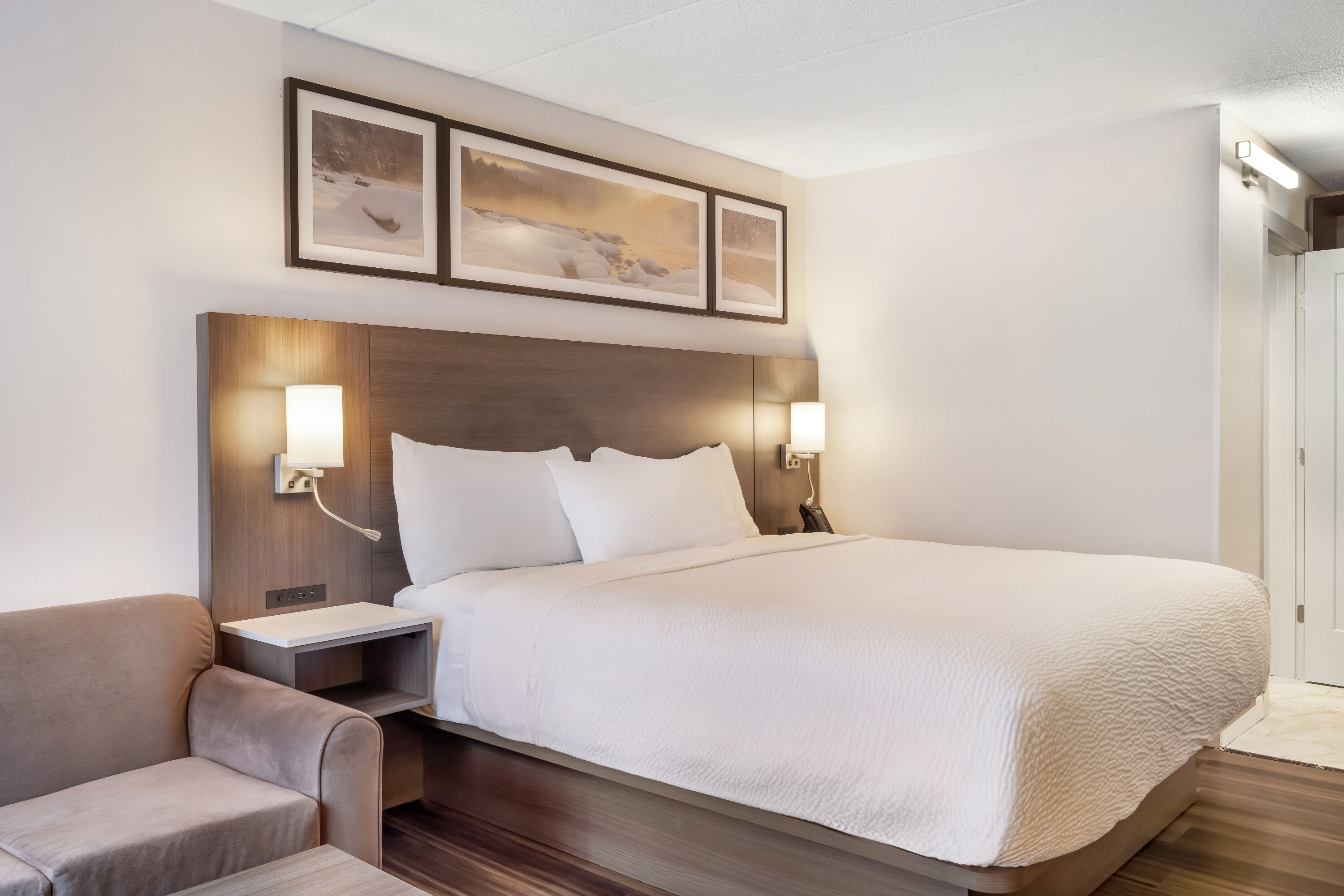 King bed guest room at the Days Inn by Wyndham Sudbury & Conference Centre in Sudbury, Ontario