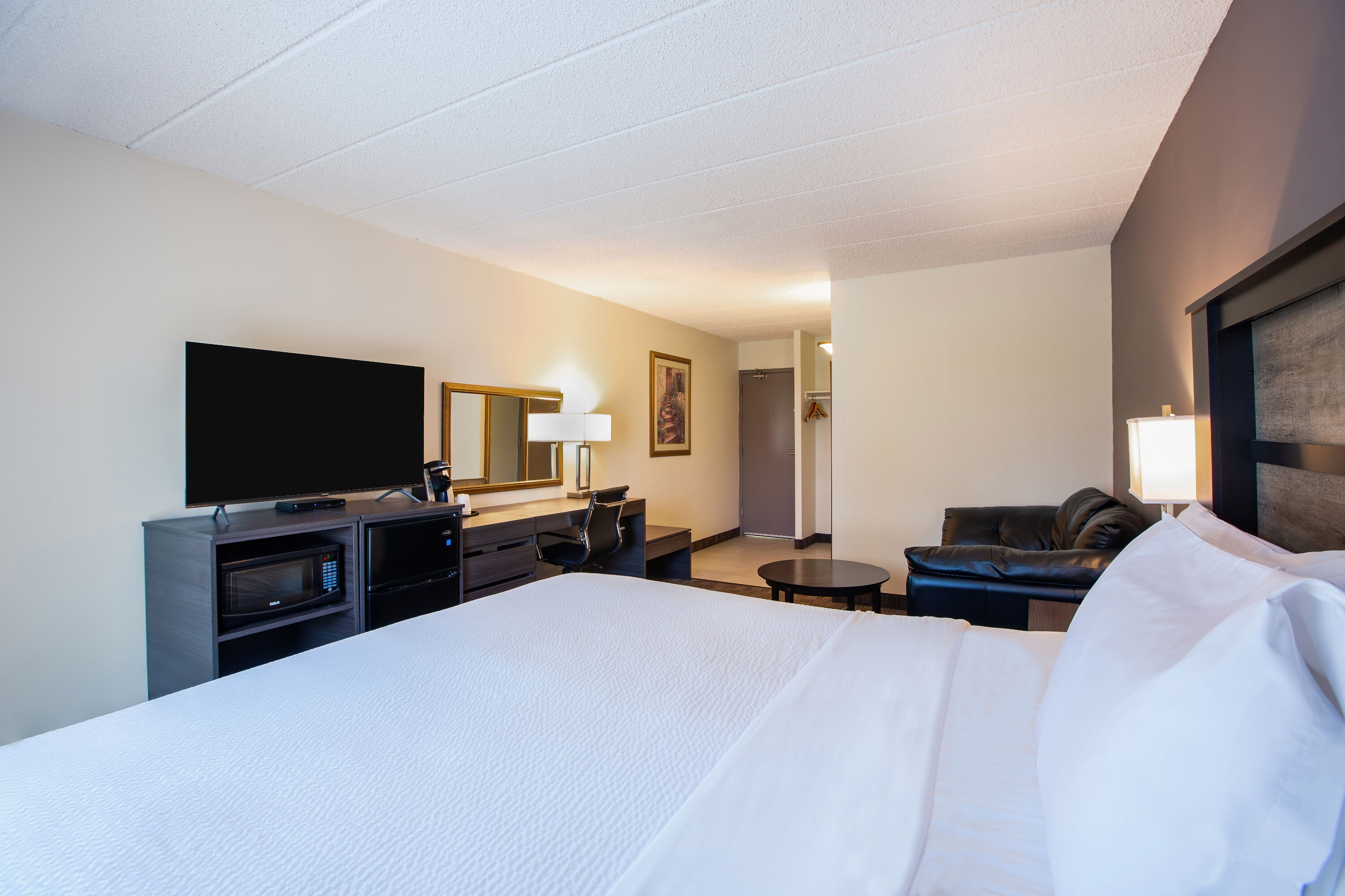 King bed guest room at the Days Inn by Wyndham Sudbury & Conference Centre in Sudbury, Ontario