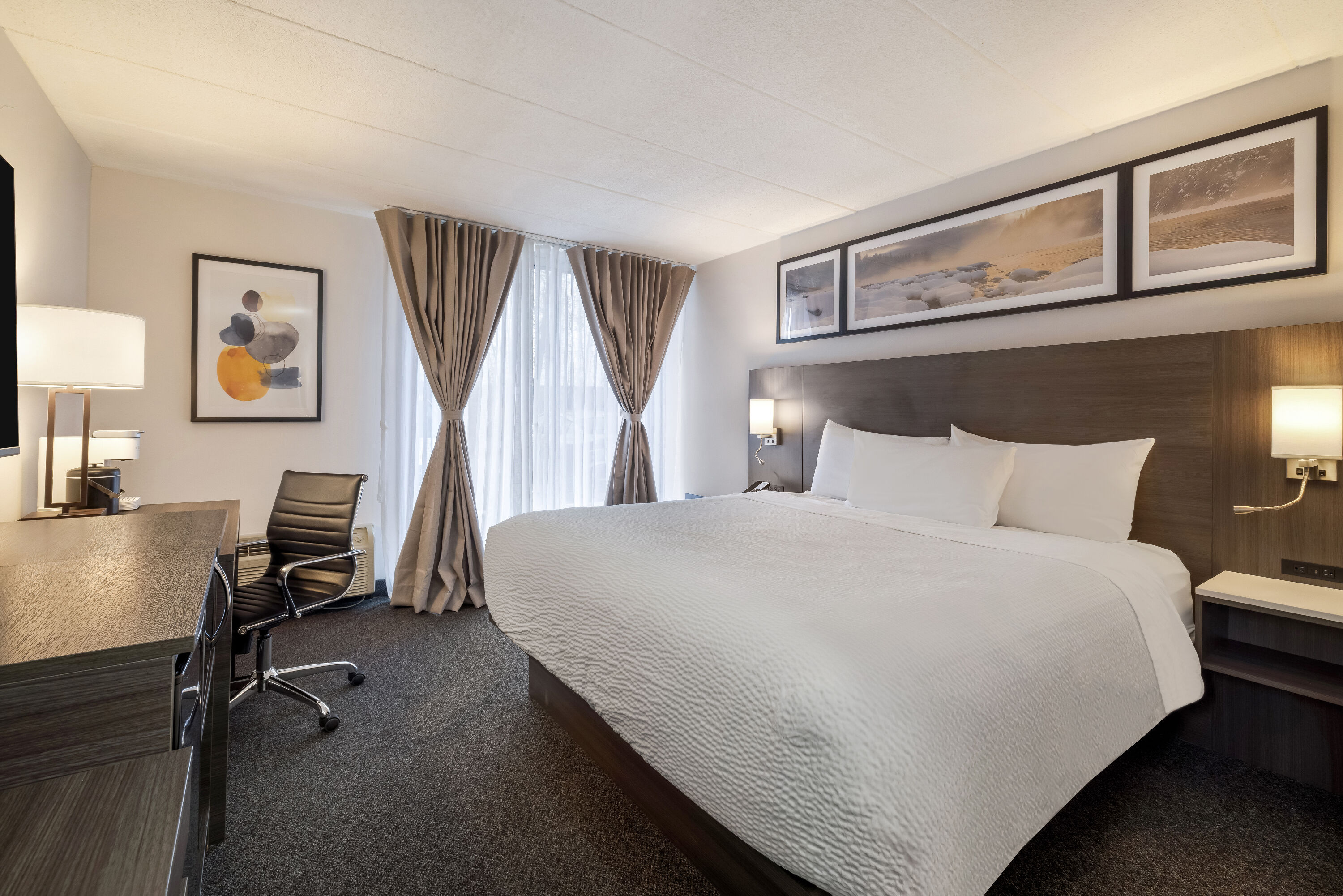 King bed guest room at the Days Inn by Wyndham Sudbury & Conference Centre in Sudbury, Ontario