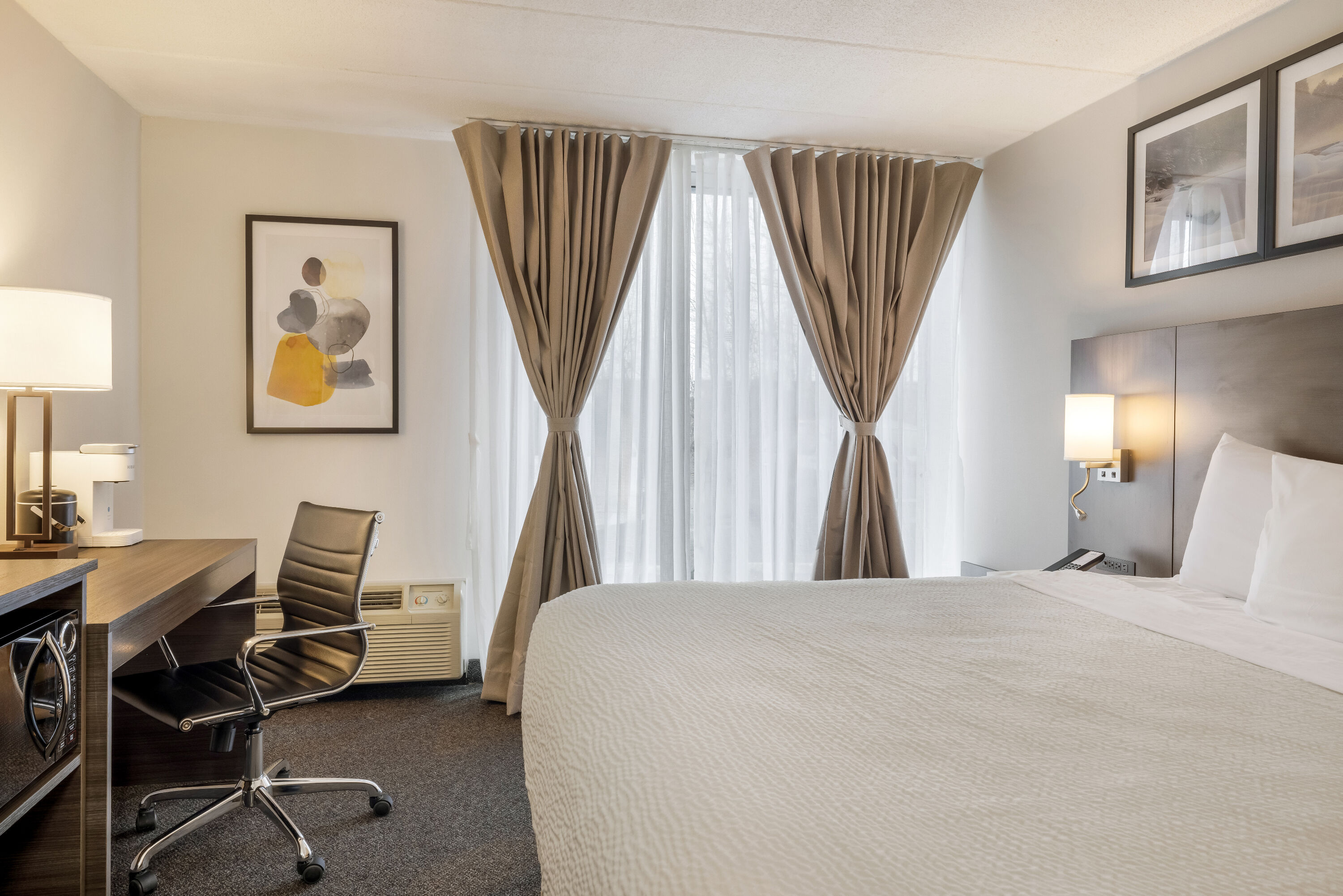 King bed guest room at the Days Inn by Wyndham Sudbury & Conference Centre in Sudbury, Ontario