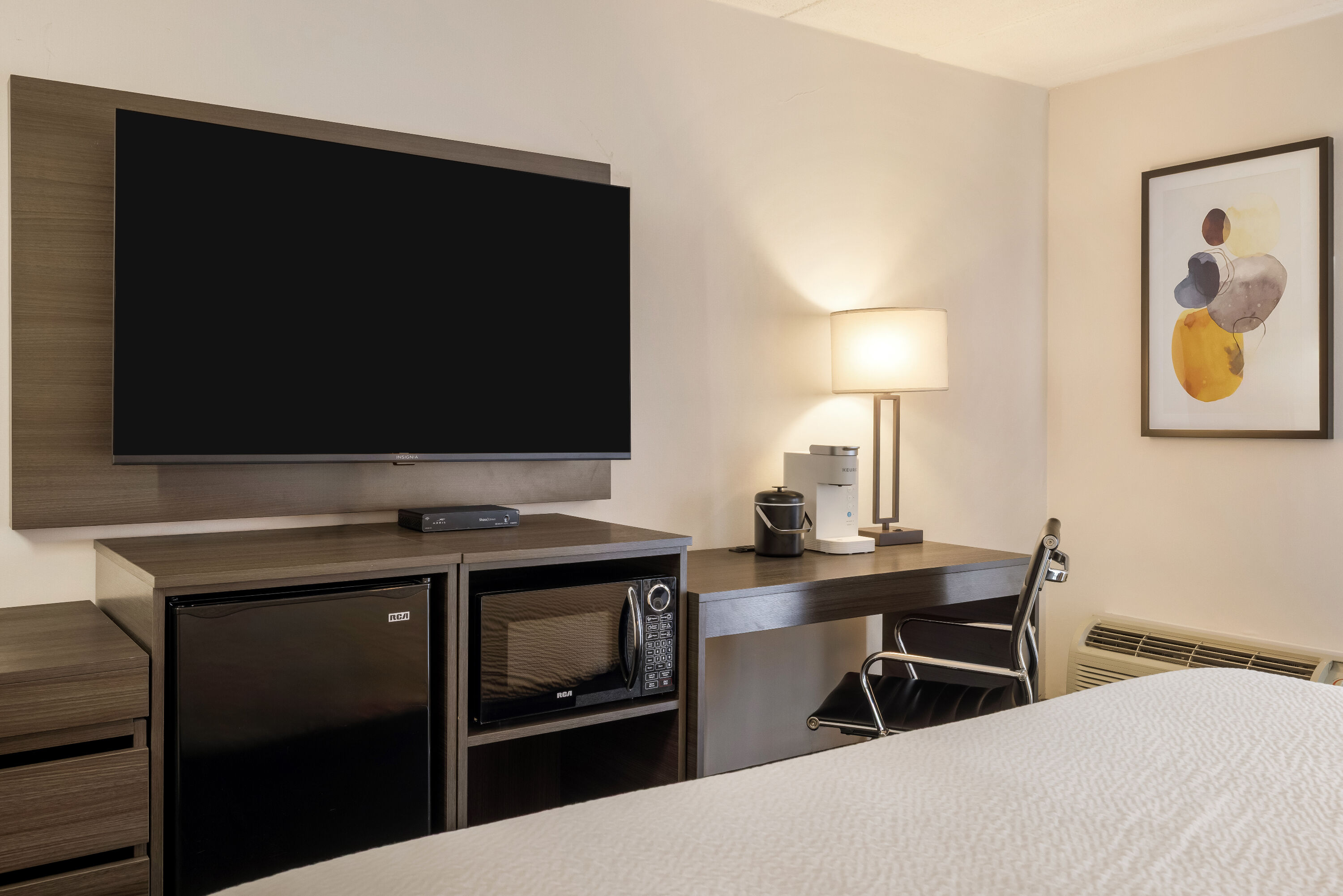 King bed guest room at the Days Inn by Wyndham Sudbury & Conference Centre in Sudbury, Ontario