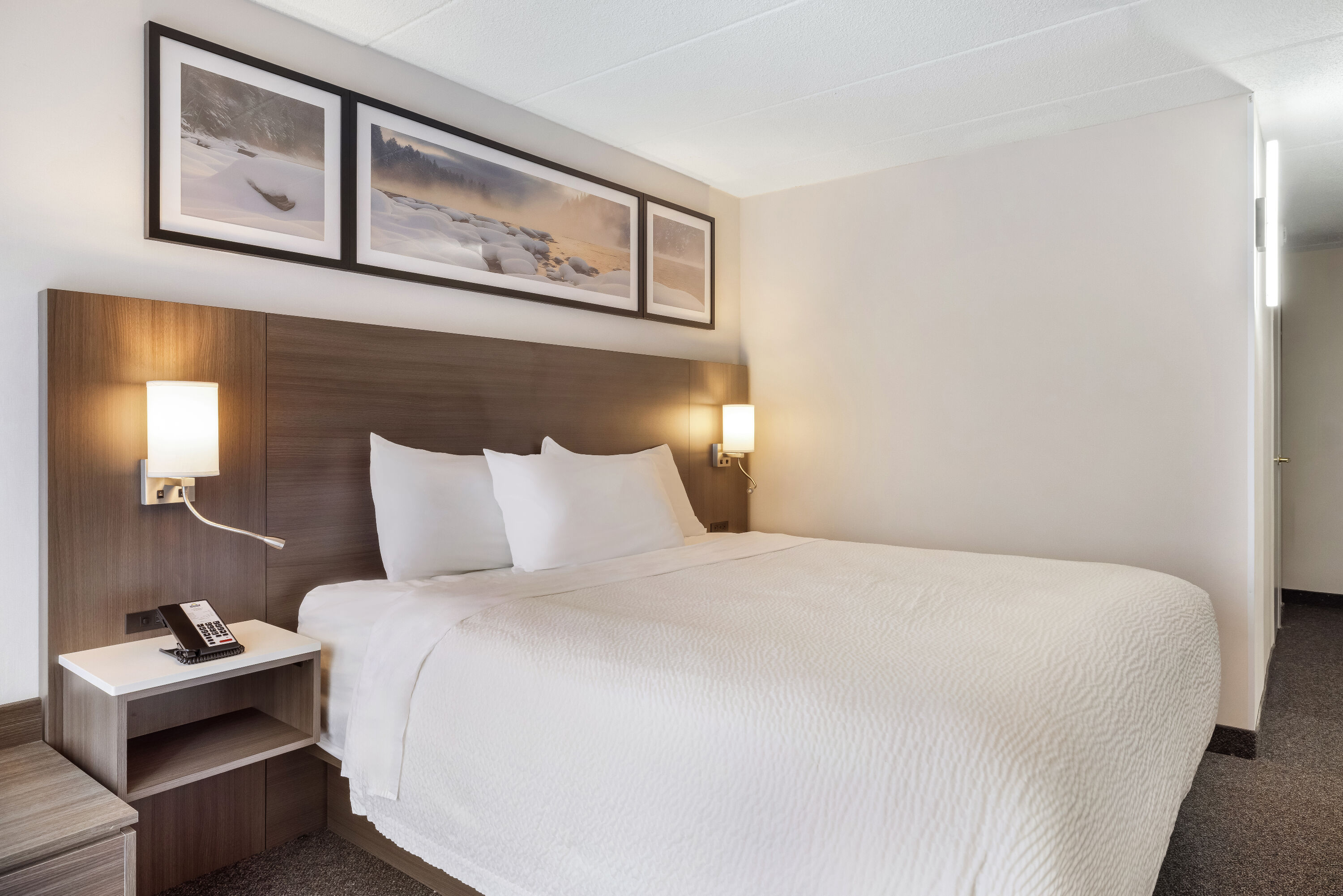 King bed guest room at the Days Inn by Wyndham Sudbury & Conference Centre in Sudbury, Ontario