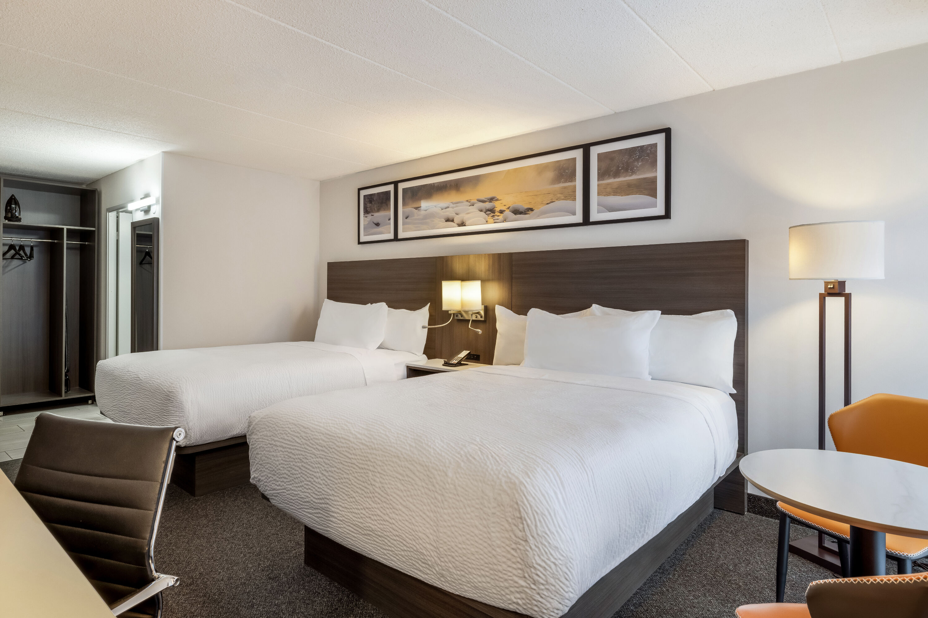 Queen bed guest room at the Days Inn by Wyndham Sudbury & Conference Centre in Sudbury, Ontario