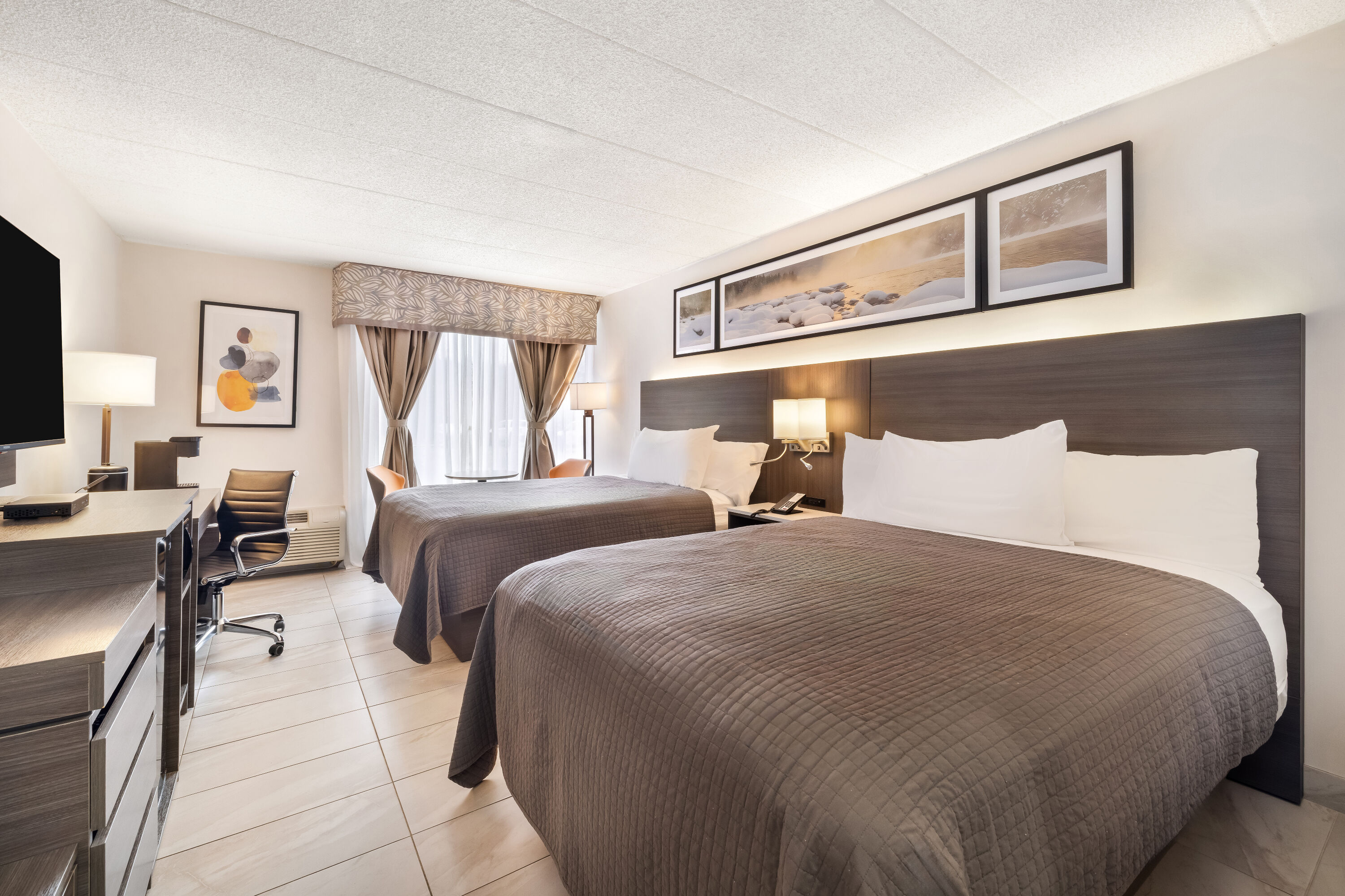 Queen bed guest room at the Days Inn by Wyndham Sudbury & Conference Centre in Sudbury, Ontario