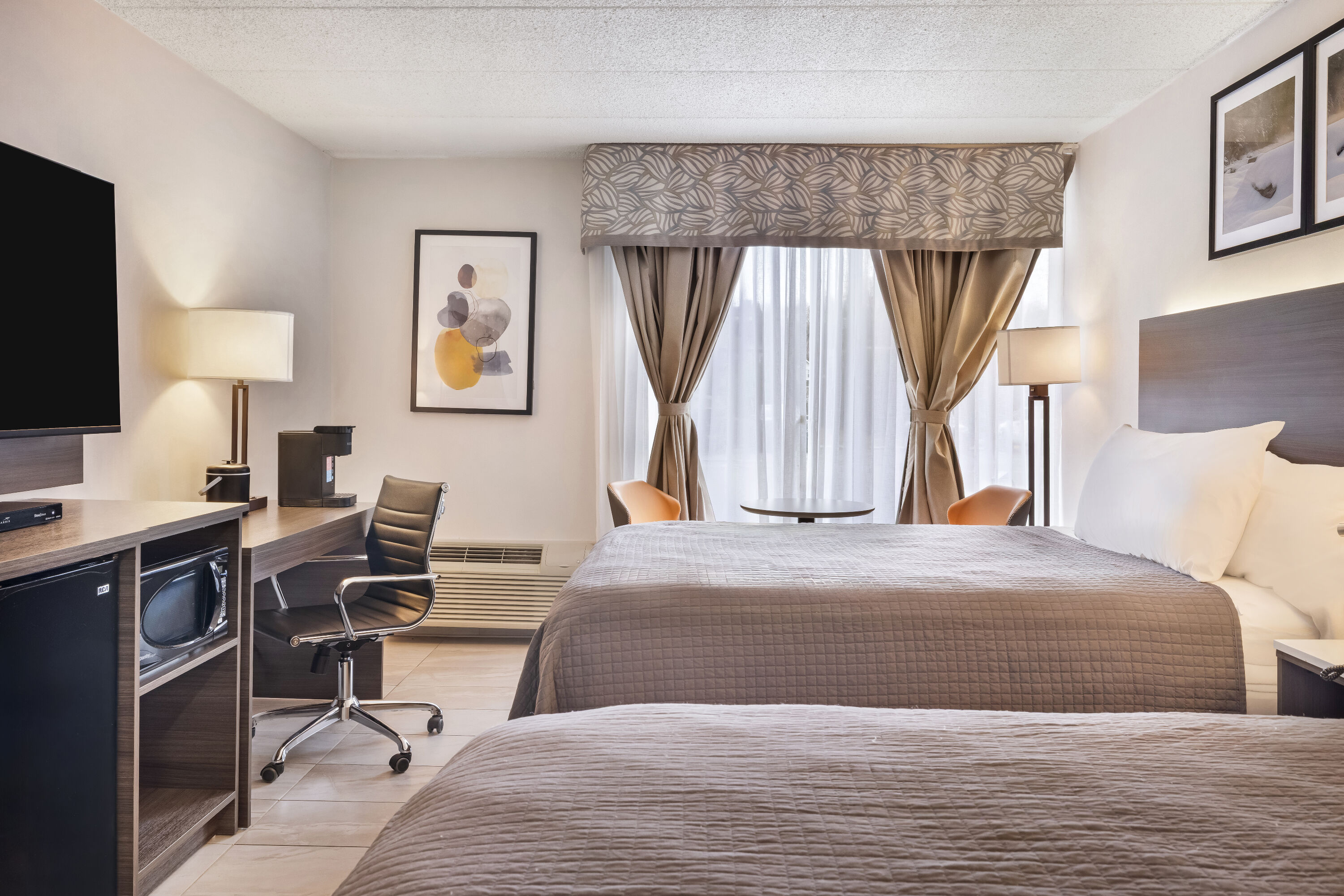 Queen bed guest room at the Days Inn by Wyndham Sudbury & Conference Centre in Sudbury, Ontario