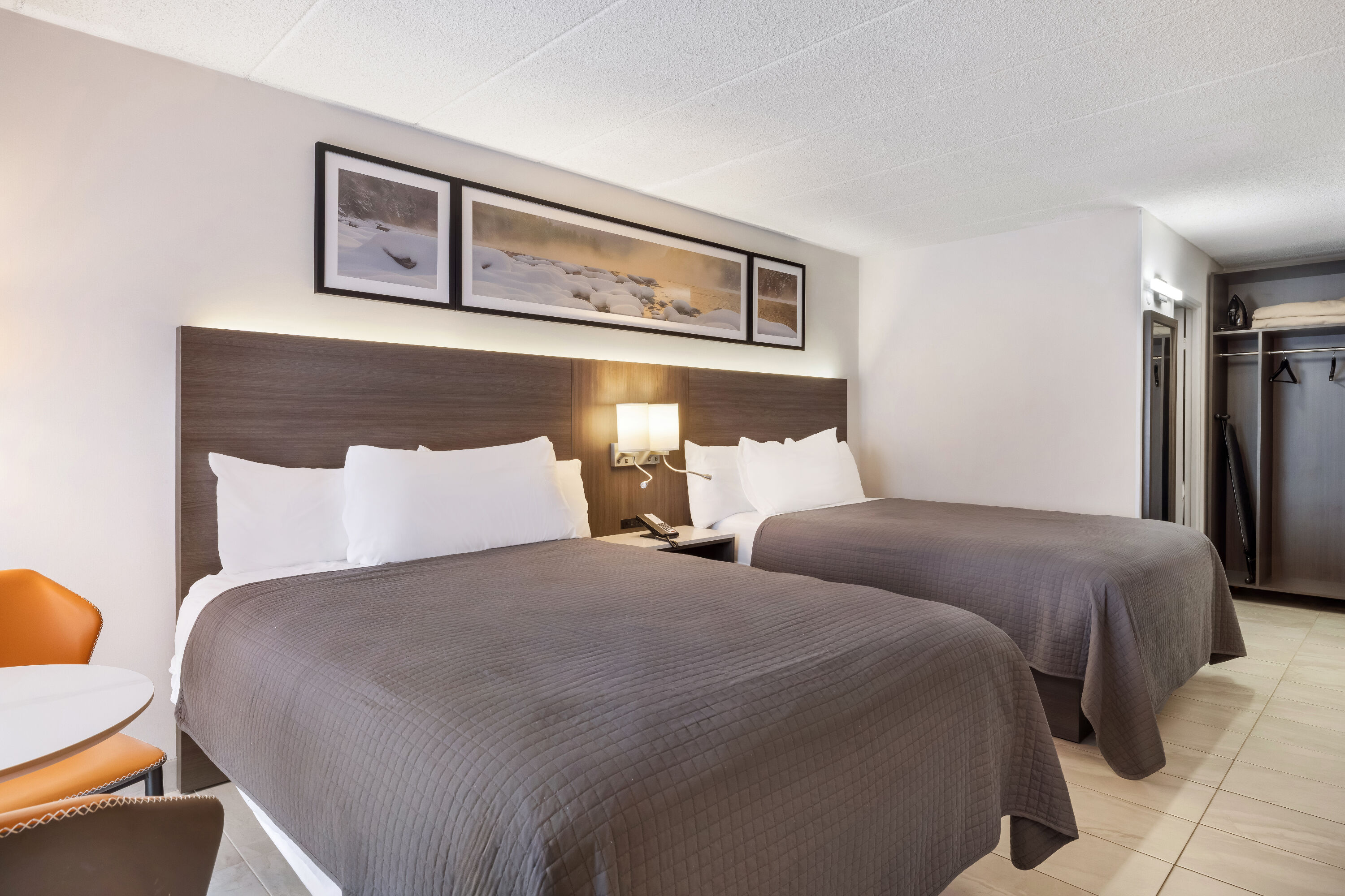 Queen bed guest room at the Days Inn by Wyndham Sudbury & Conference Centre in Sudbury, Ontario