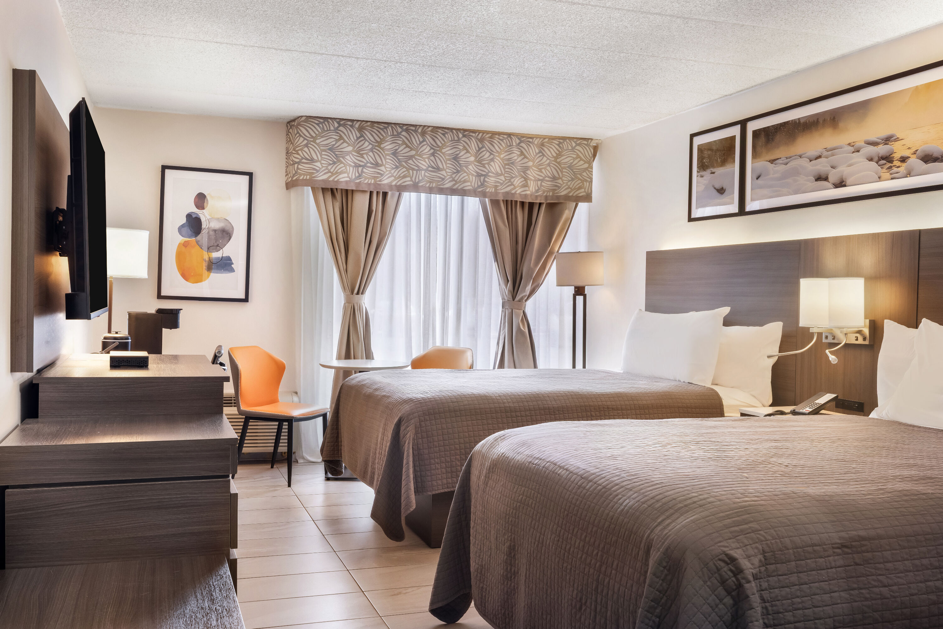 Queen bed guest room at the Days Inn by Wyndham Sudbury & Conference Centre in Sudbury, Ontario