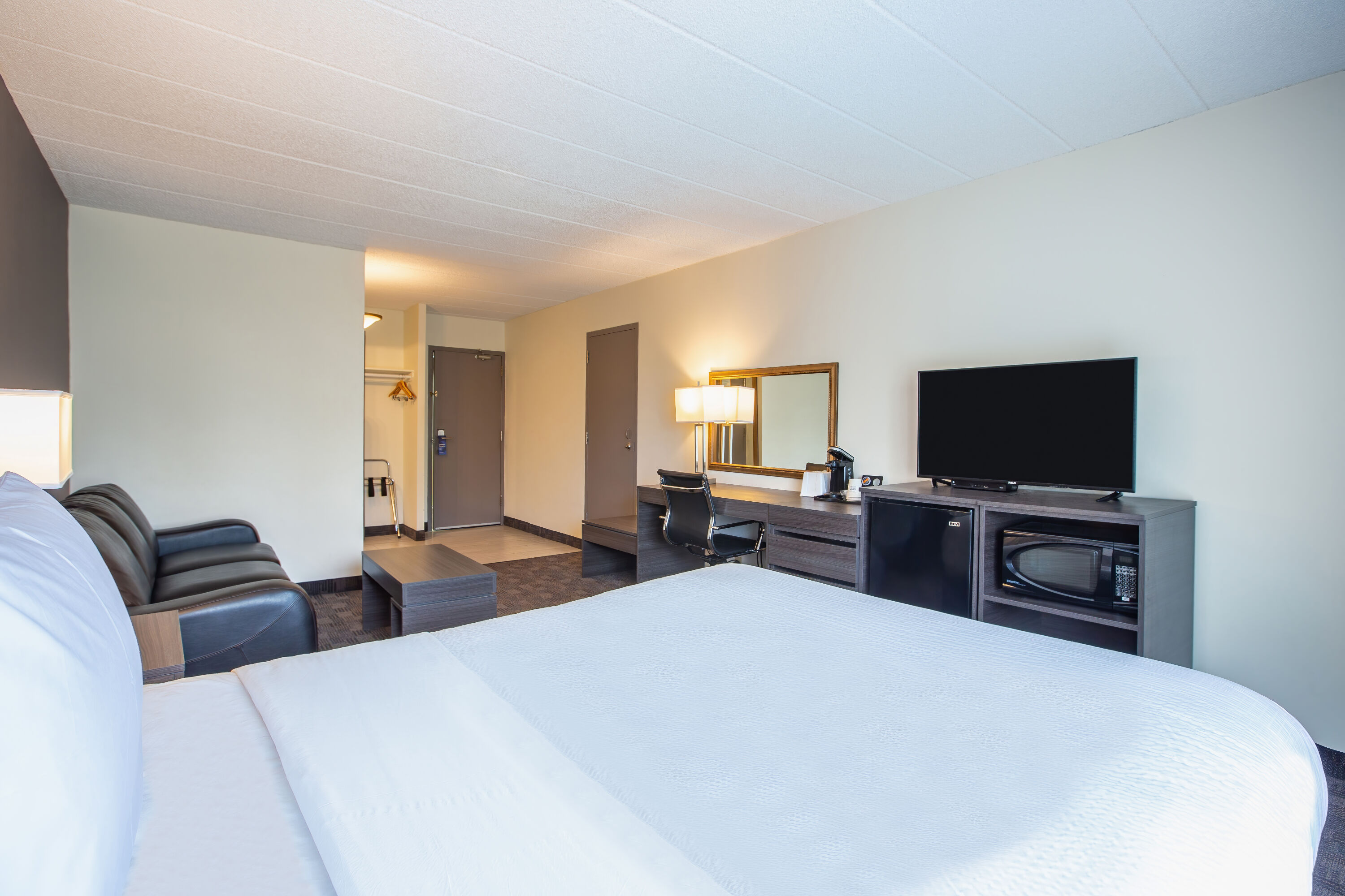 Queen bed guest room at the Days Inn by Wyndham Sudbury & Conference Centre in Sudbury, Ontario