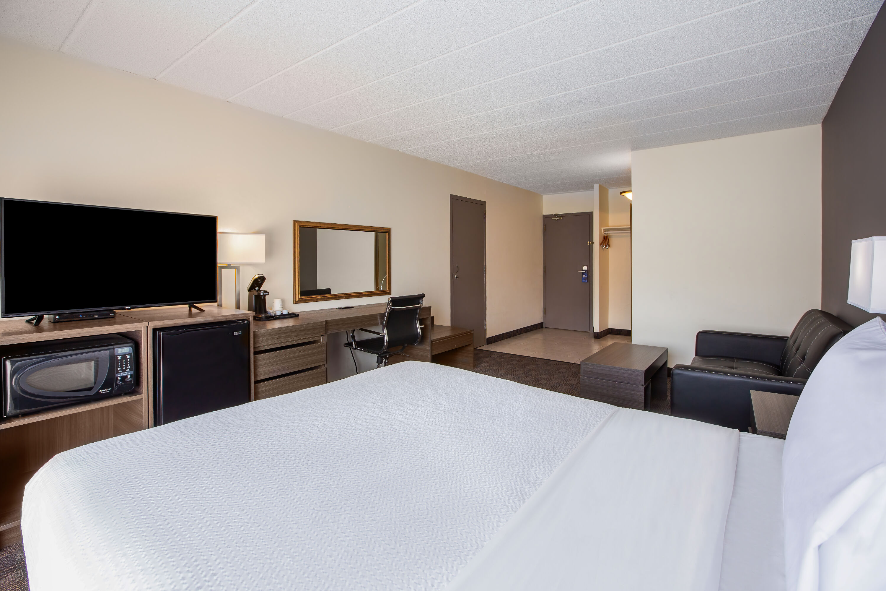 Queen bed guest room at the Days Inn by Wyndham Sudbury & Conference Centre in Sudbury, Ontario