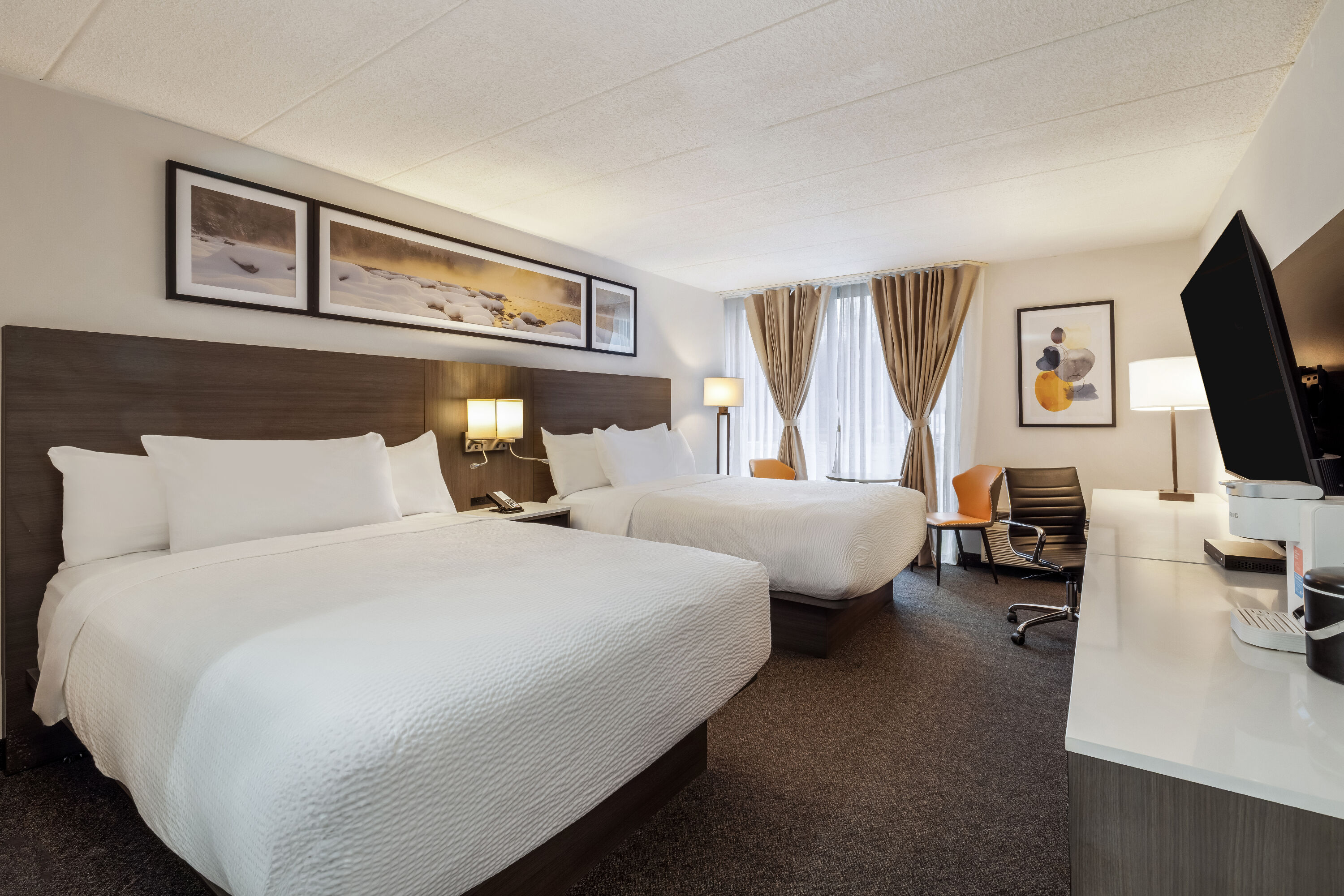Queen bed guest room at the Days Inn by Wyndham Sudbury & Conference Centre in Sudbury, Ontario