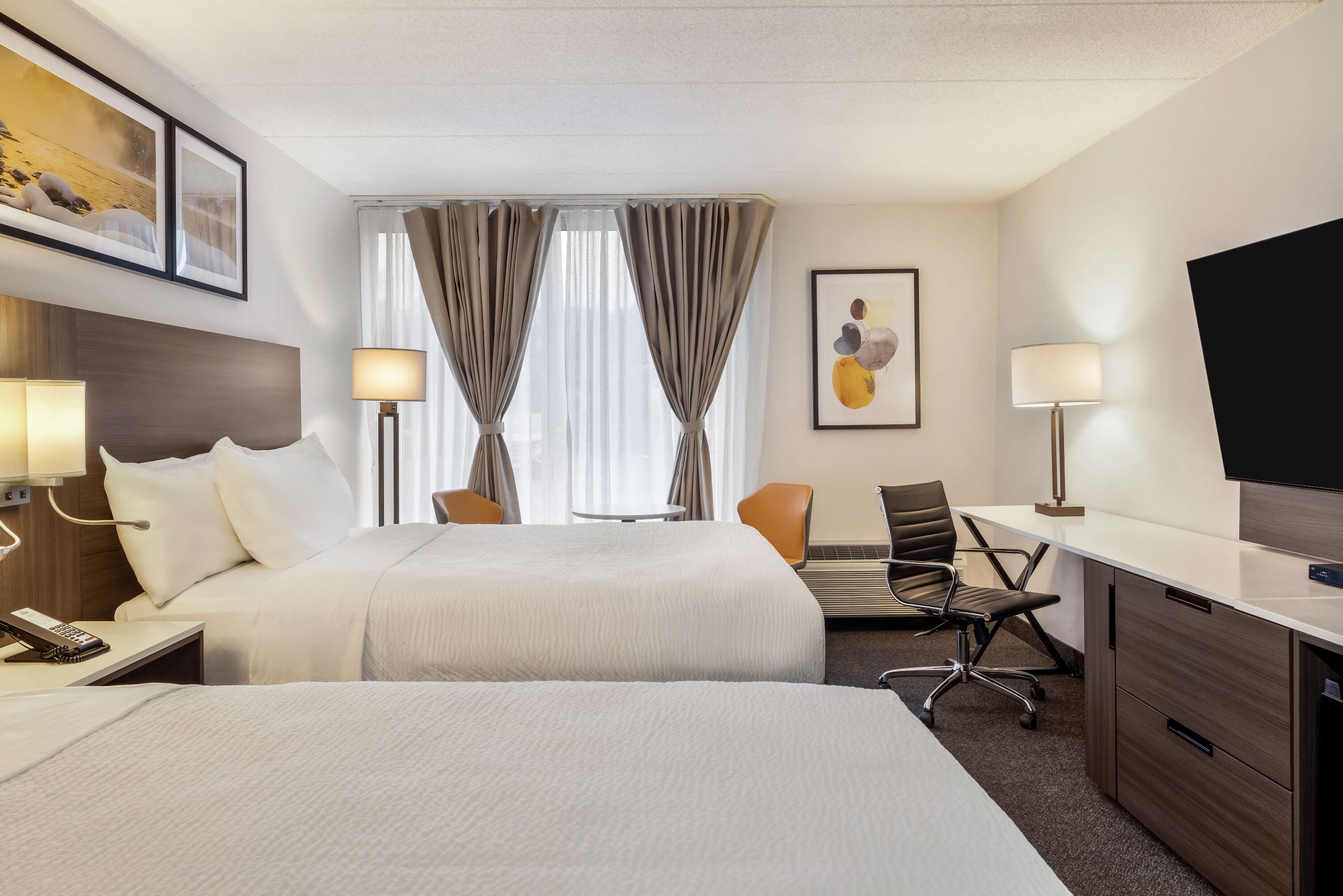 Queen bed guest room at the Days Inn by Wyndham Sudbury & Conference Centre in Sudbury, Ontario