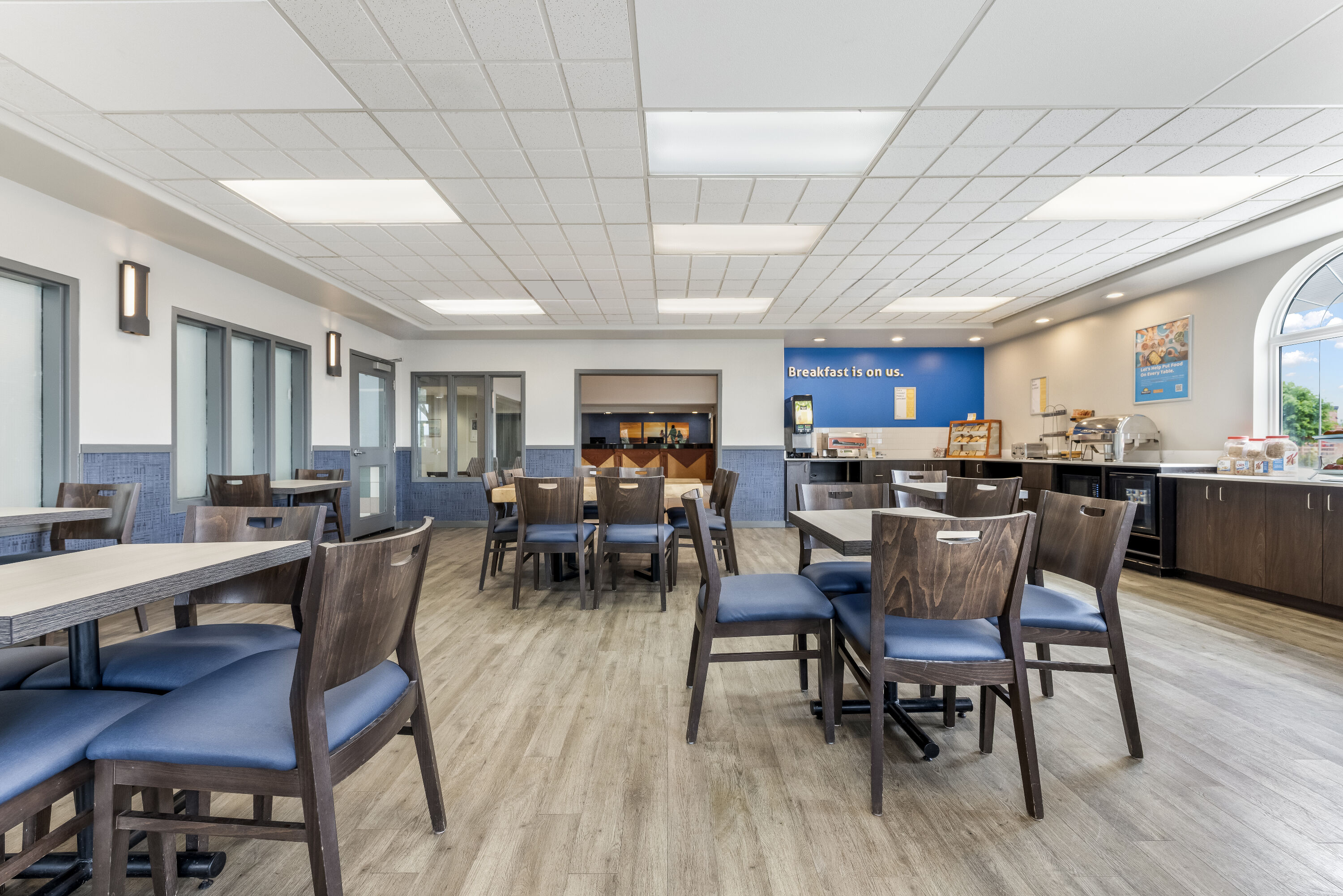 Days Inn & Suites by Wyndham Thunder Bay restaurant breakfast area with seating in Thunder Bay, Ontario