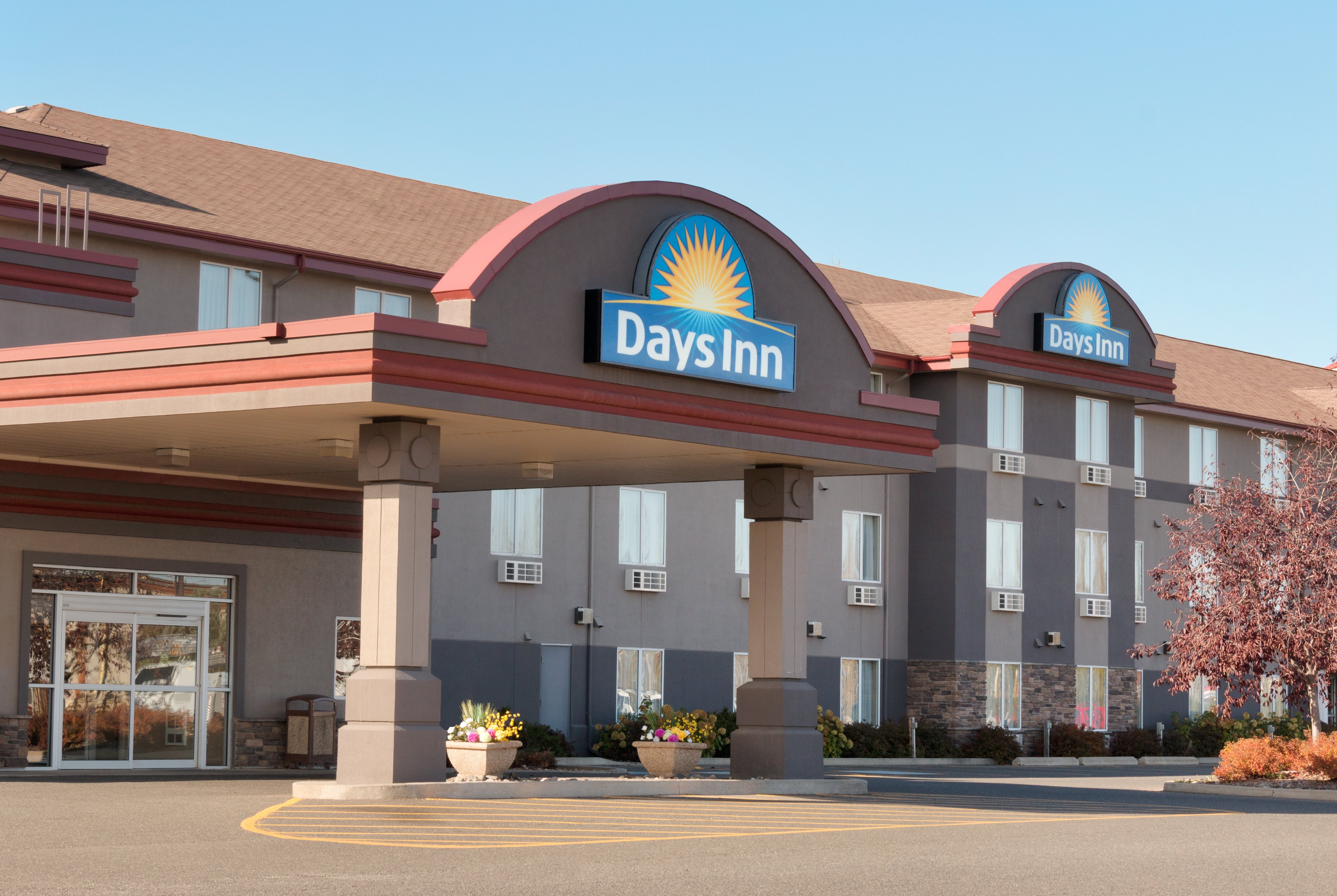 Exterior of Days Inn & Suites by Wyndham Thunder Bay hotel in Thunder Bay, Ontario
