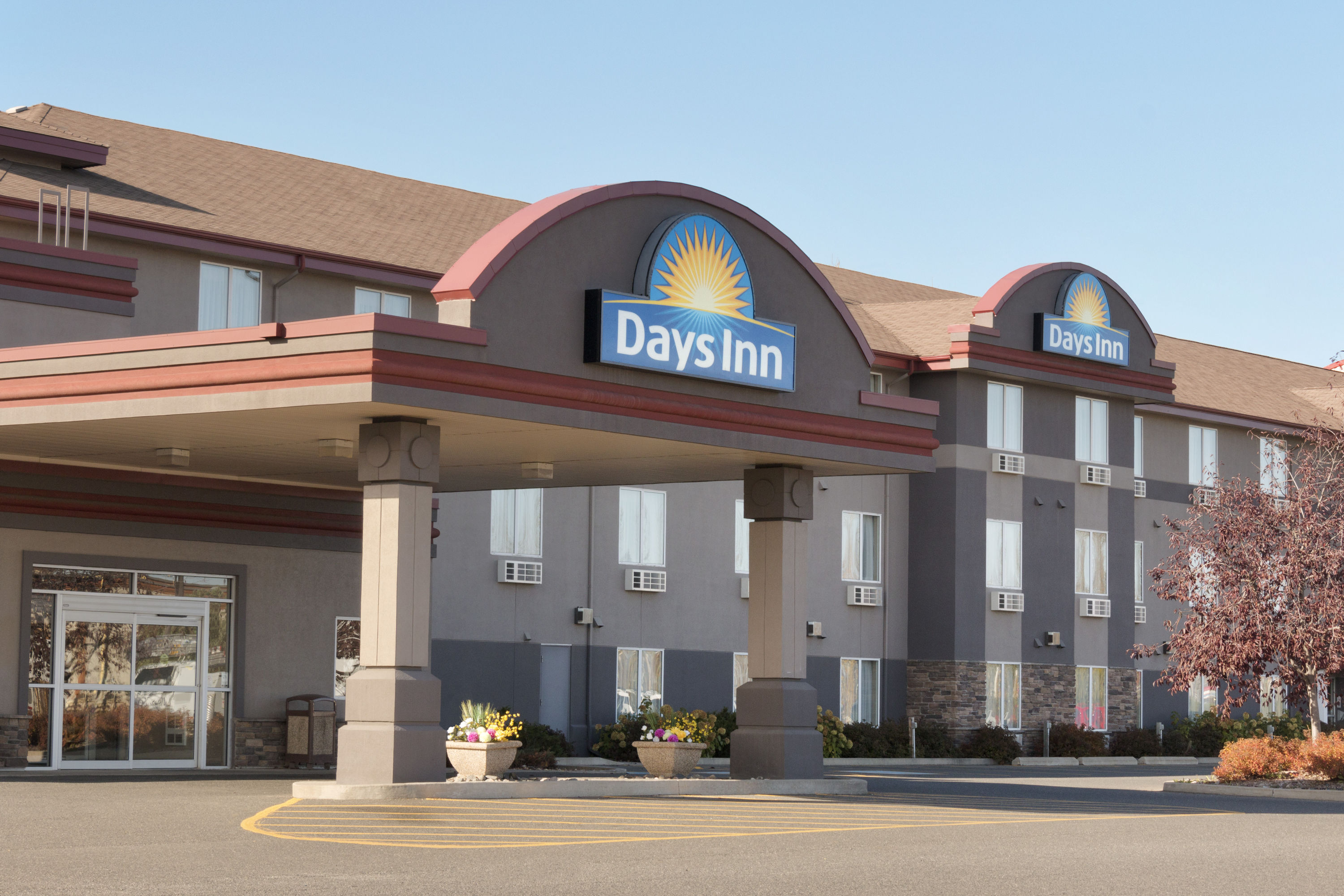 Exterior of Days Inn & Suites by Wyndham Thunder Bay hotel in Thunder Bay, Ontario