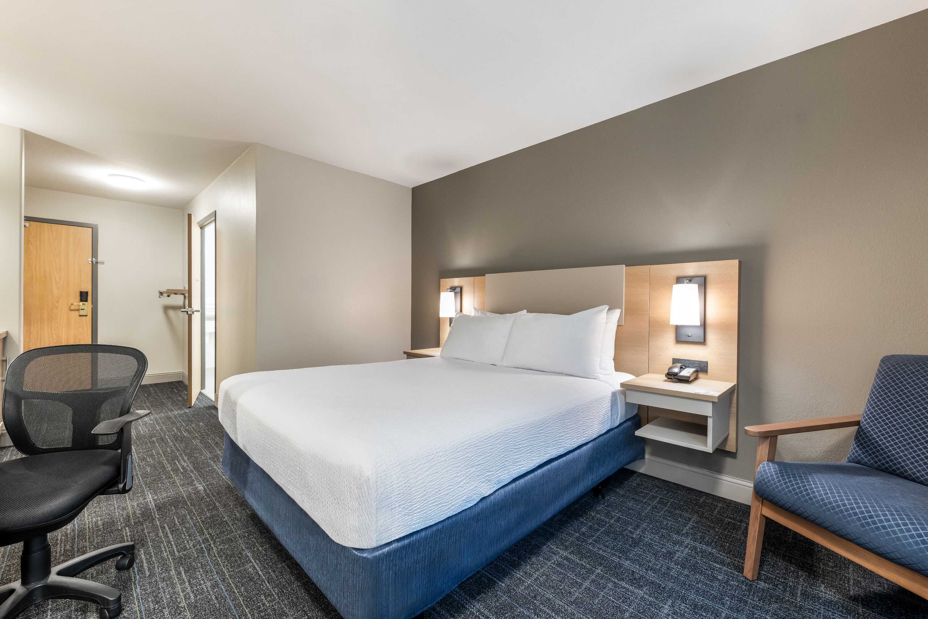 Queen bed guest room at the Days Inn & Suites by Wyndham Thunder Bay in Thunder Bay, Ontario