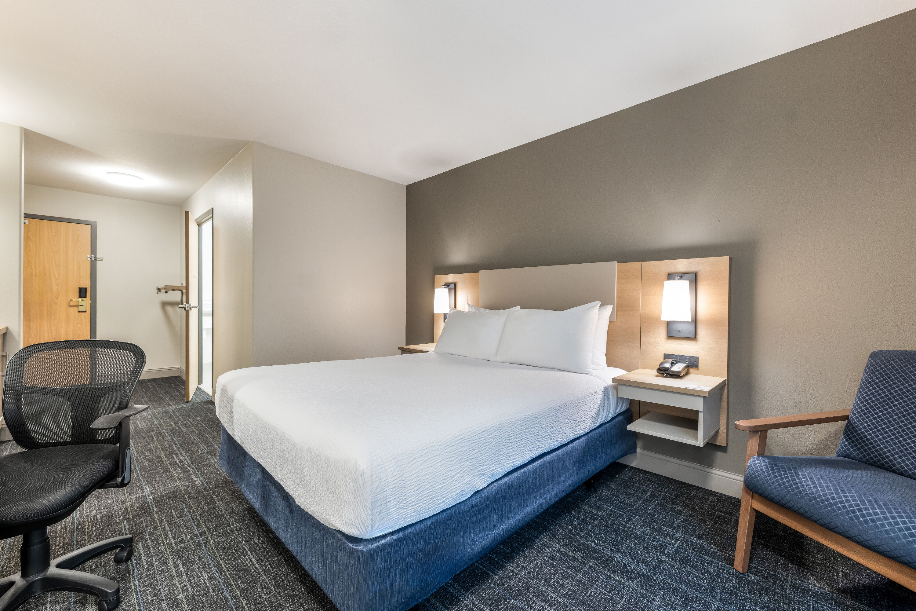 Queen bed guest room at the Days Inn & Suites by Wyndham Thunder Bay in Thunder Bay, Ontario