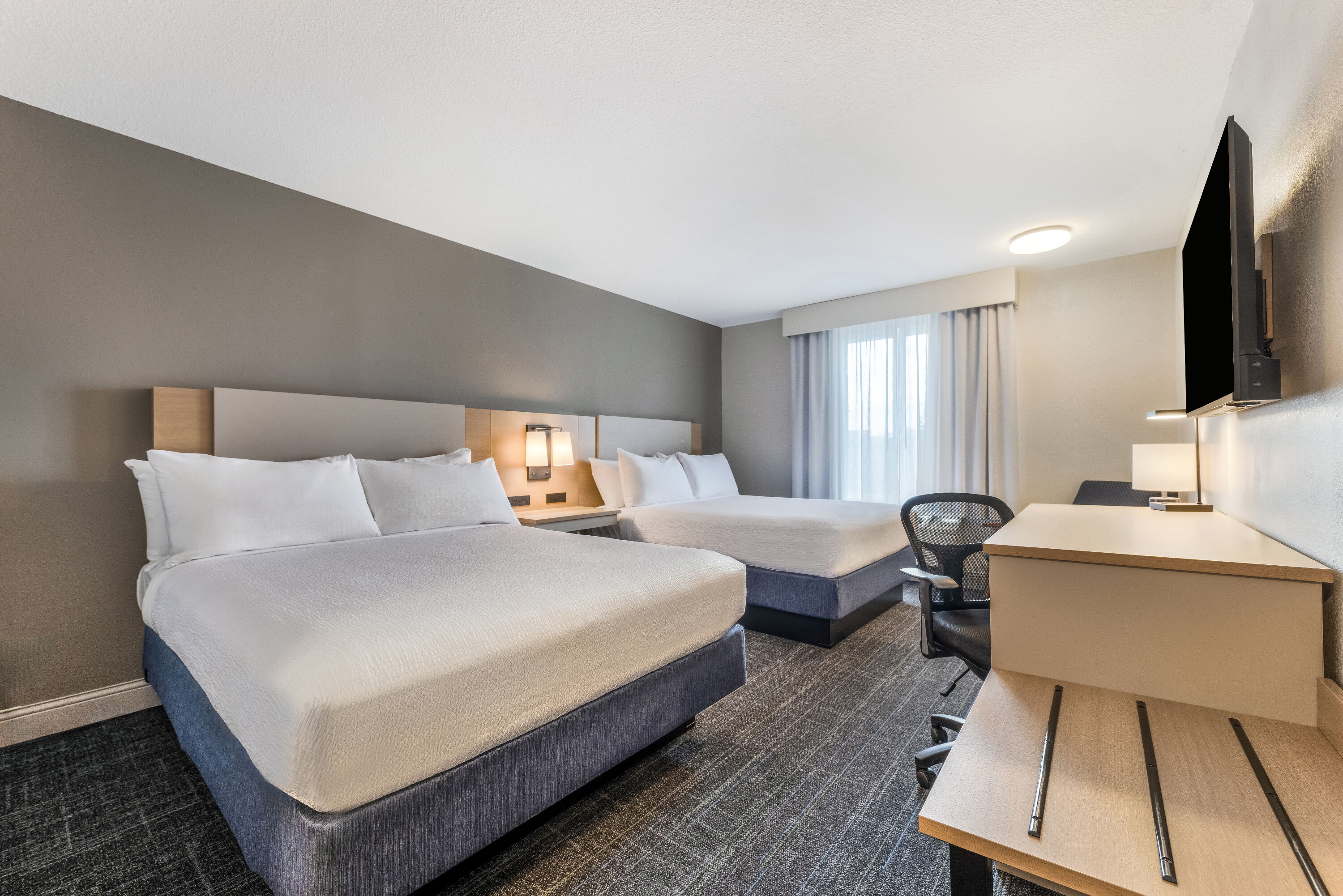 Queen bed guest room at the Days Inn & Suites by Wyndham Thunder Bay in Thunder Bay, Ontario