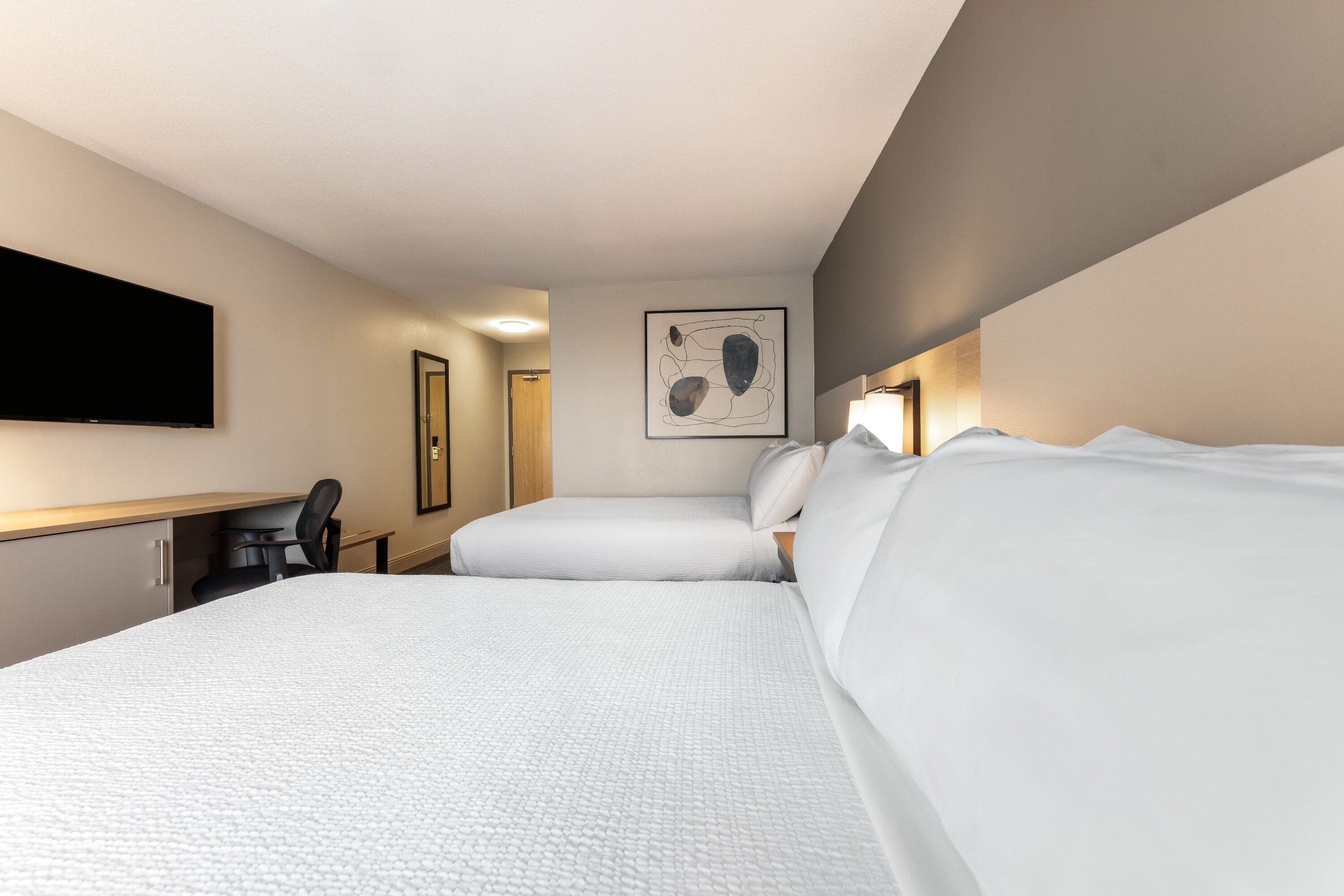 Queen bed guest room at the Days Inn & Suites by Wyndham Thunder Bay in Thunder Bay, Ontario